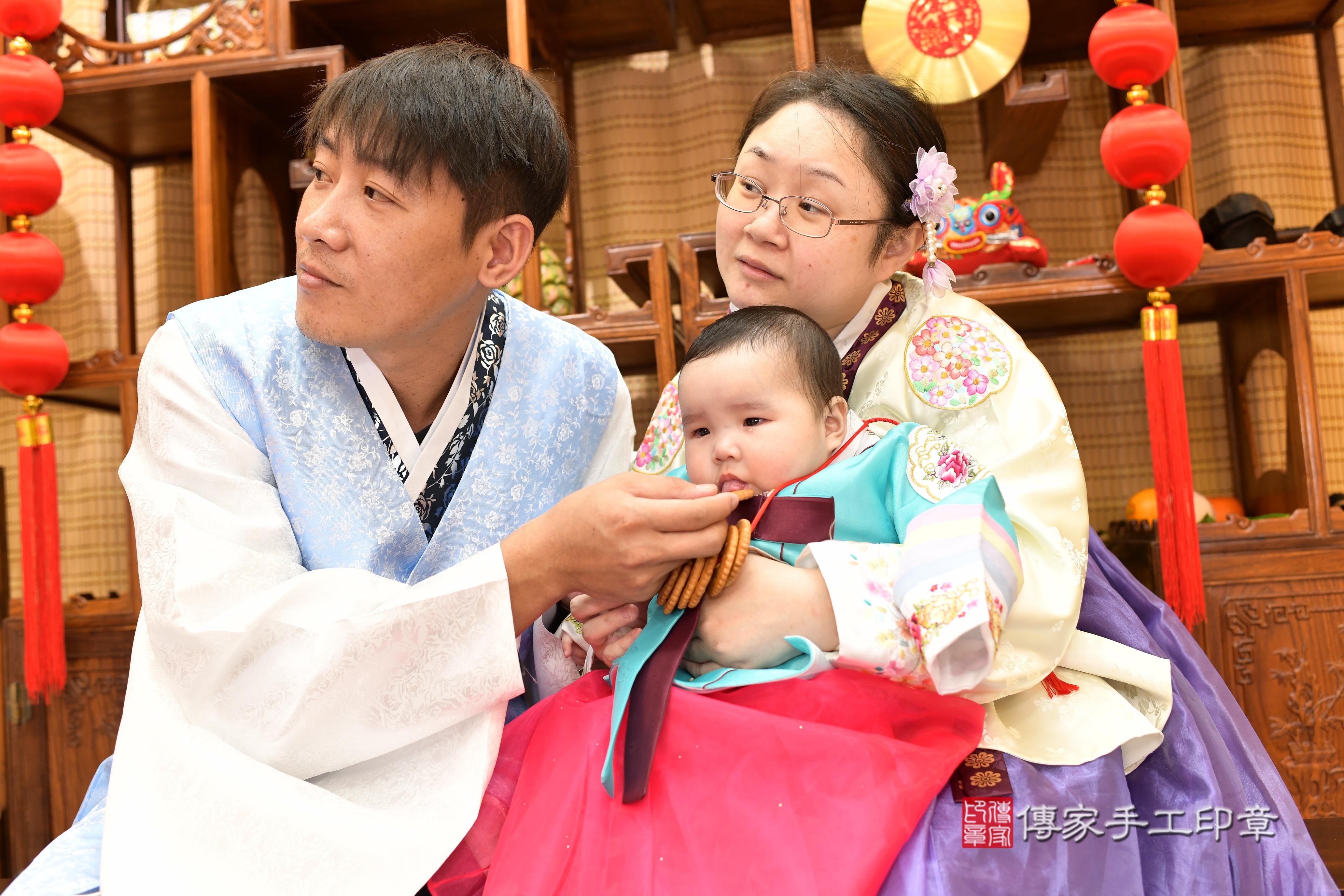 傳家手工印章台南店、抓周、度脺、中國風會場、傳家嬰兒古禮、吉祥話、抓周道具物品24種、拍照。抓周證書。寶寶抓周、滿周歲、生日快樂、祝福