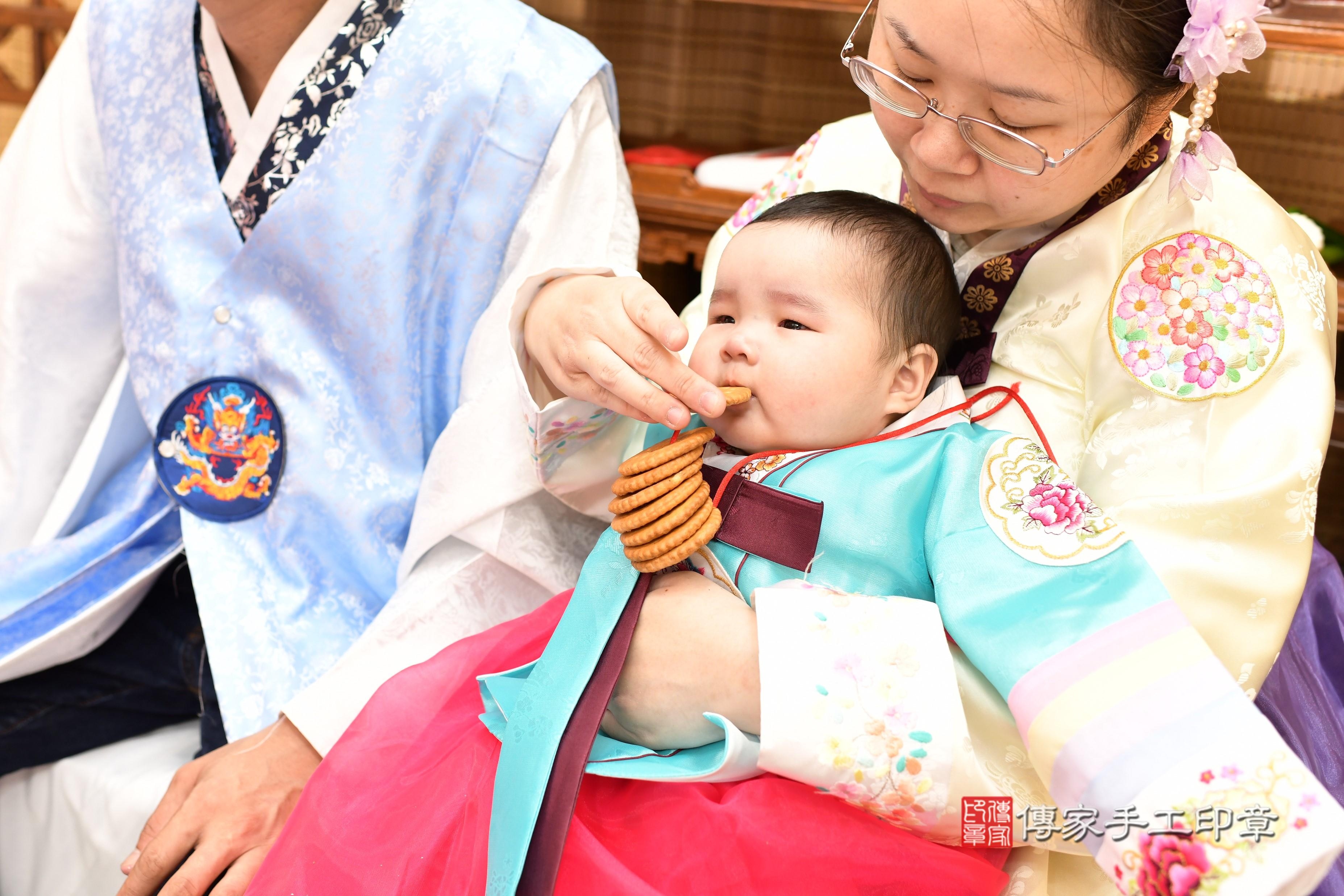 傳家手工印章台南店、抓周、度脺、中國風會場、傳家嬰兒古禮、吉祥話、抓周道具物品24種、拍照。抓周證書。寶寶抓周、滿周歲、生日快樂、祝福