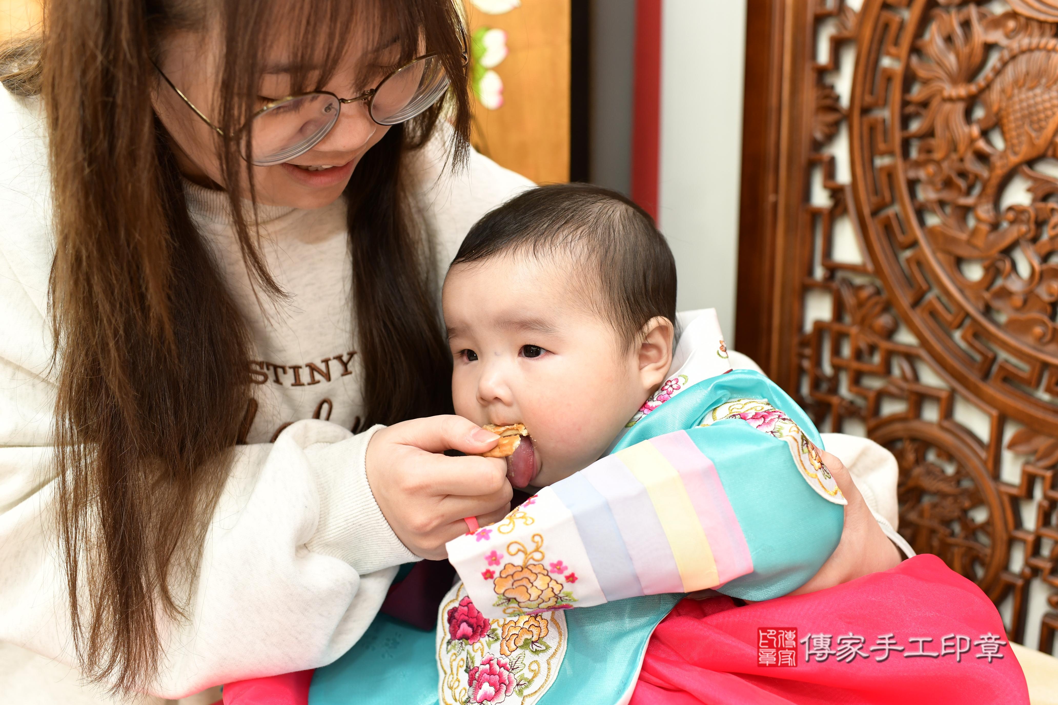 傳家手工印章台南店、抓周、度脺、中國風會場、傳家嬰兒古禮、吉祥話、抓周道具物品24種、拍照。抓周證書。寶寶抓周、滿周歲、生日快樂、祝福