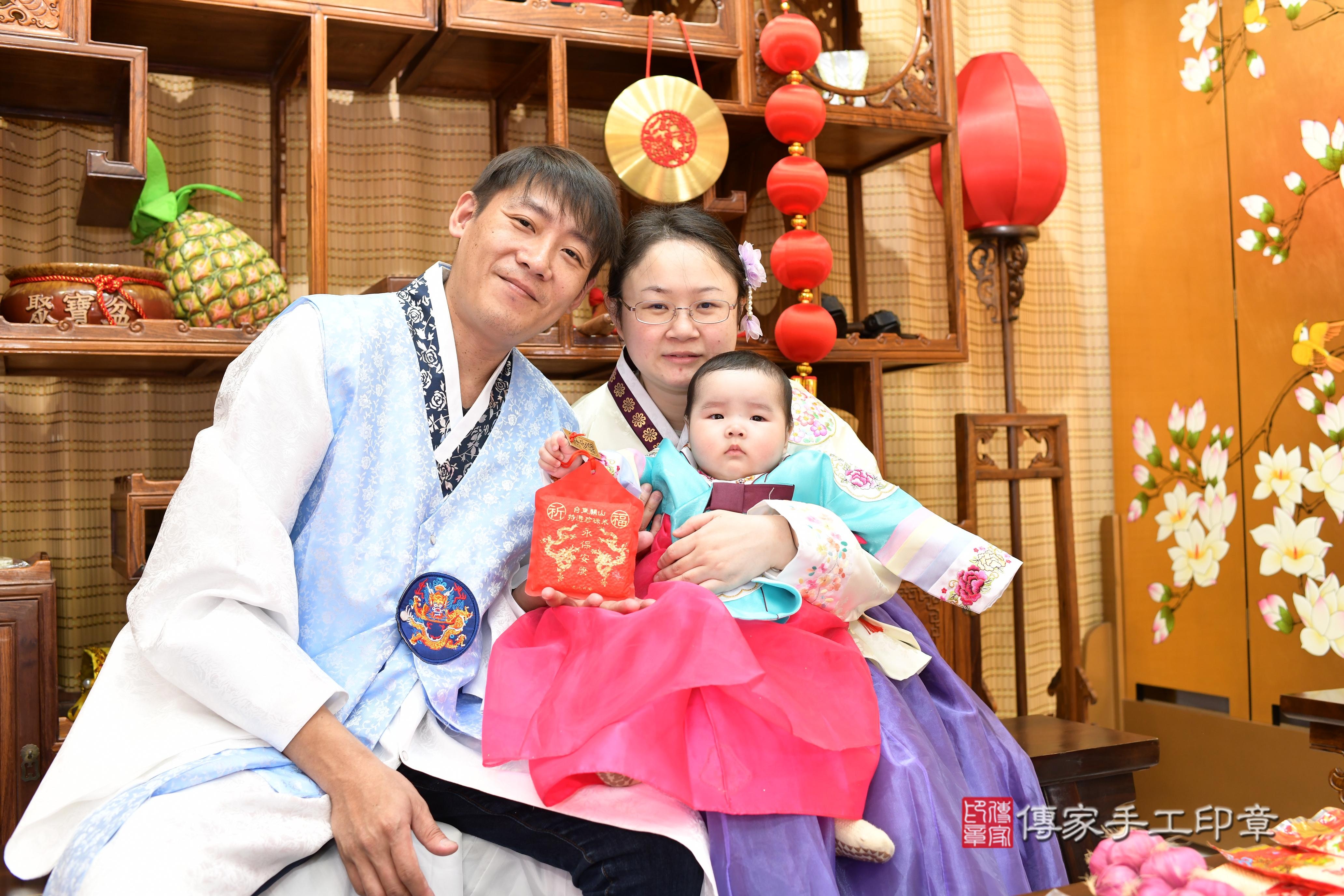 傳家手工印章台南店、抓周、度脺、中國風會場、傳家嬰兒古禮、吉祥話、抓周道具物品24種、拍照。抓周證書。寶寶抓周、滿周歲、生日快樂、祝福
