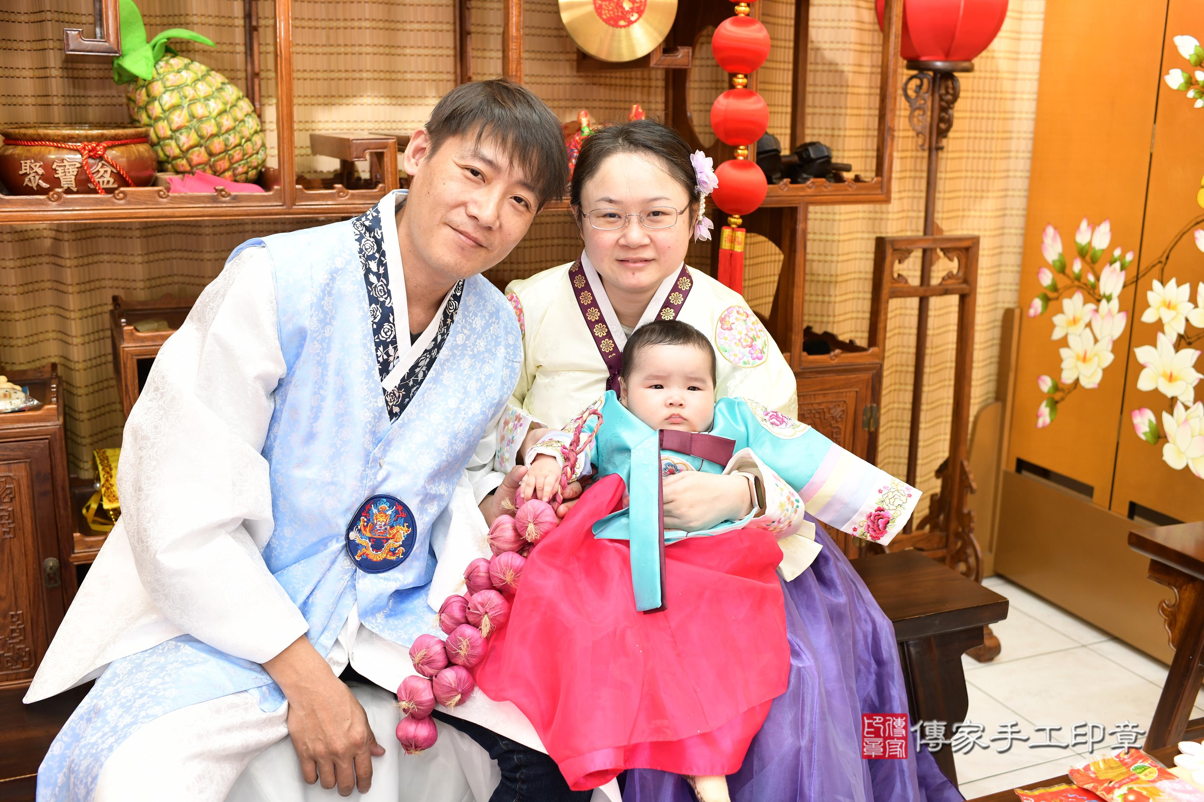 傳家手工印章台南店、抓周、度脺、中國風會場、傳家嬰兒古禮、吉祥話、抓周道具物品24種、拍照。抓周證書。寶寶抓周、滿周歲、生日快樂、祝福