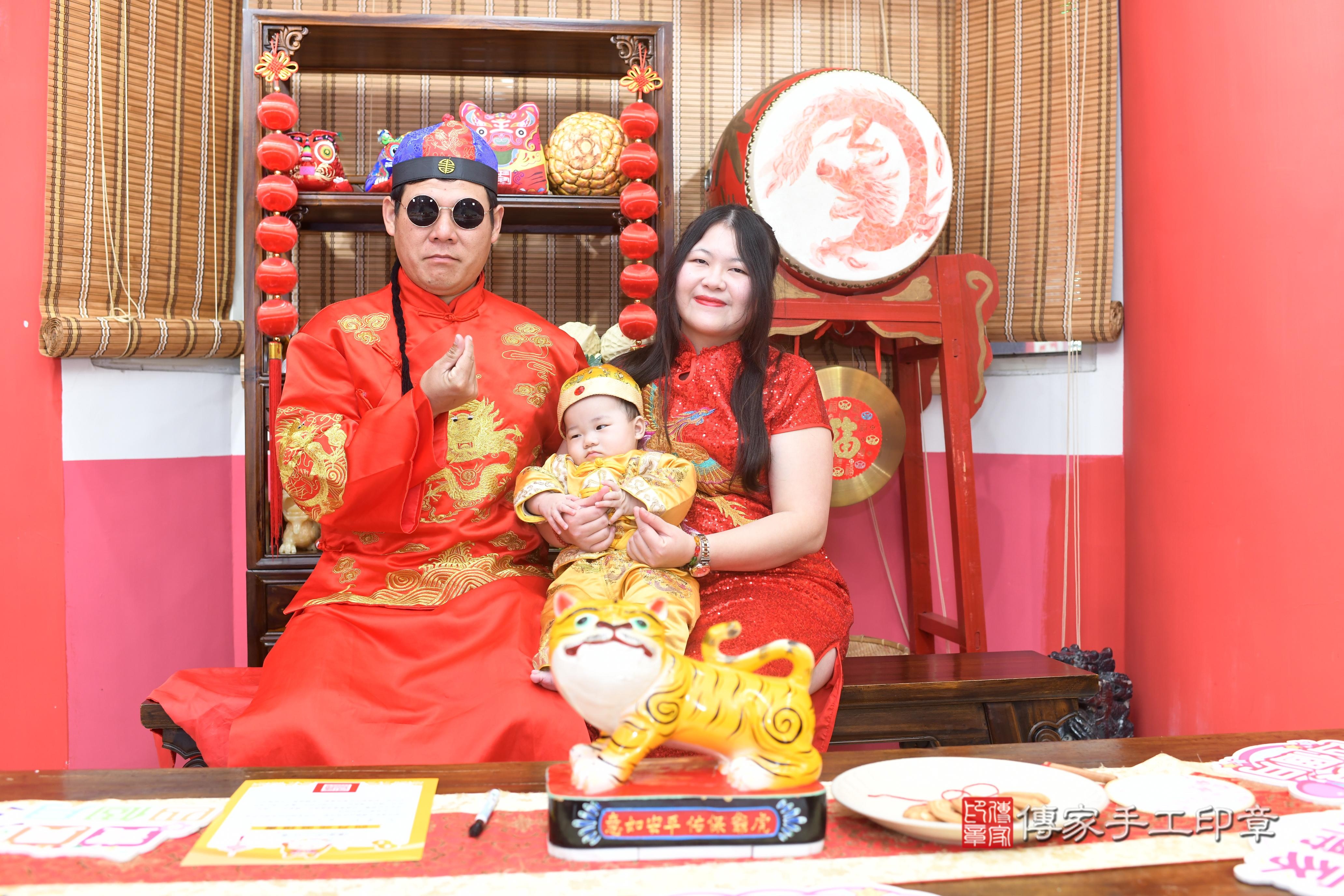 傳家手工印章高雄店、抓周、度脺、中國風會場、傳家嬰兒古禮、吉祥話、抓周道具物品24種、拍照。抓周證書。寶寶抓周、滿周歲、生日快樂、祝福