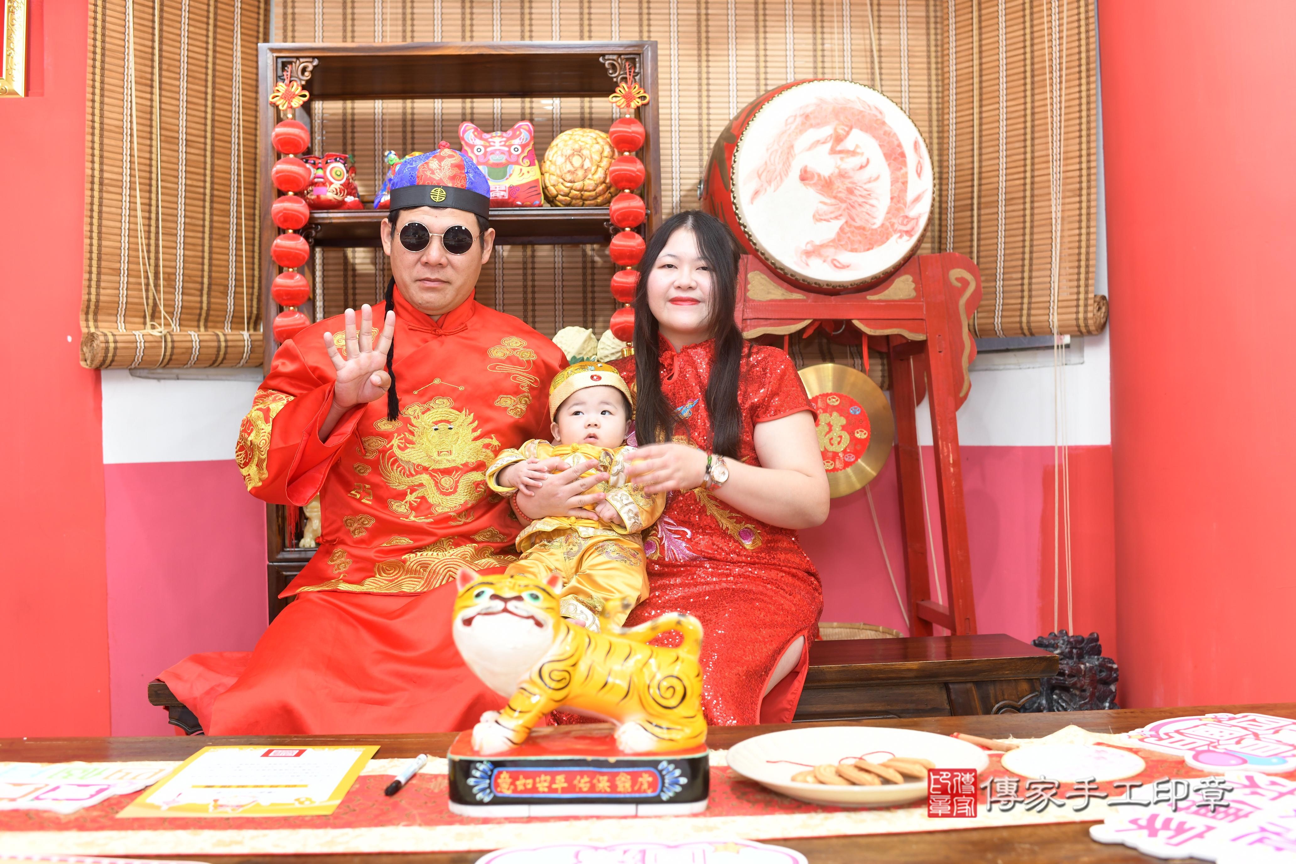 傳家手工印章高雄店、抓周、度脺、中國風會場、傳家嬰兒古禮、吉祥話、抓周道具物品24種、拍照。抓周證書。寶寶抓周、滿周歲、生日快樂、祝福