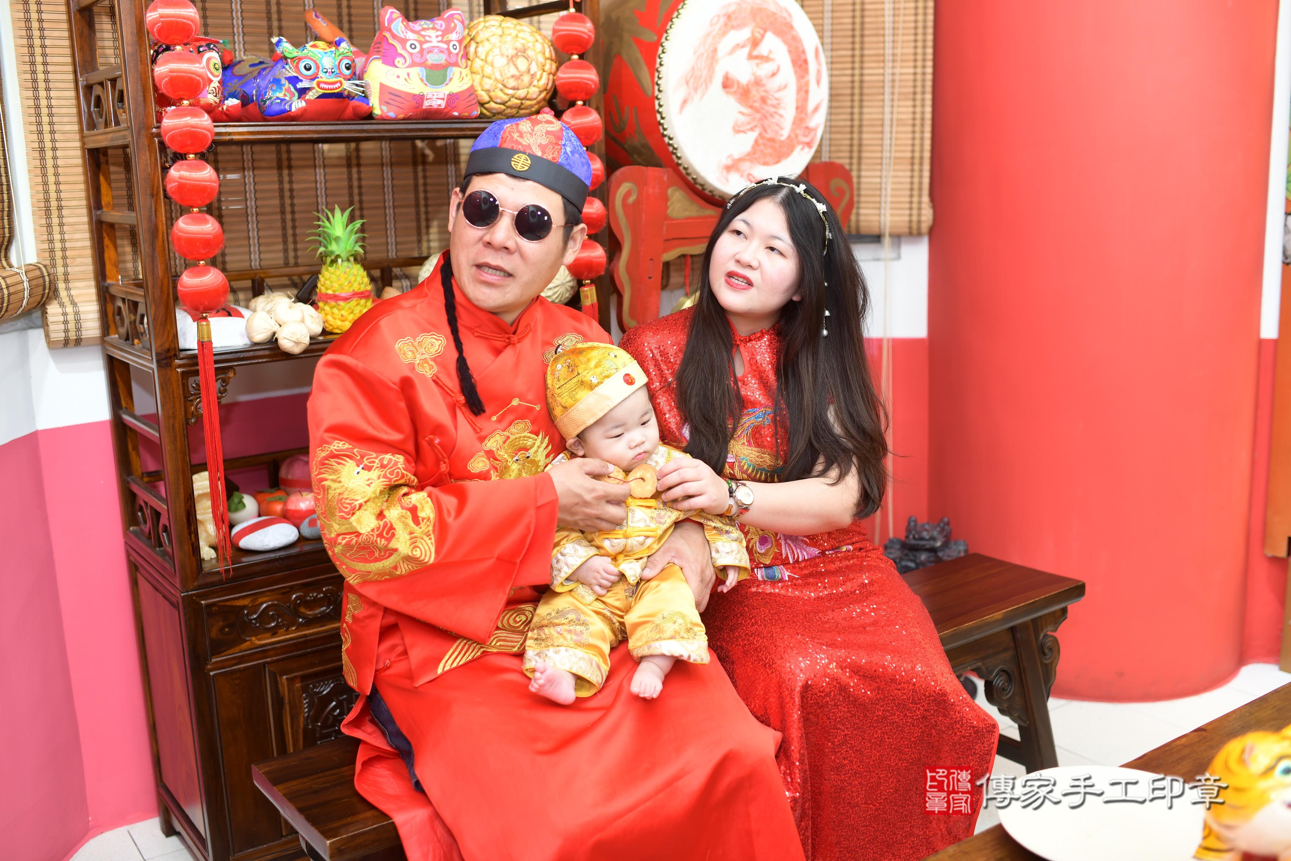 傳家手工印章高雄店、抓周、度脺、中國風會場、傳家嬰兒古禮、吉祥話、抓周道具物品24種、拍照。抓周證書。寶寶抓周、滿周歲、生日快樂、祝福