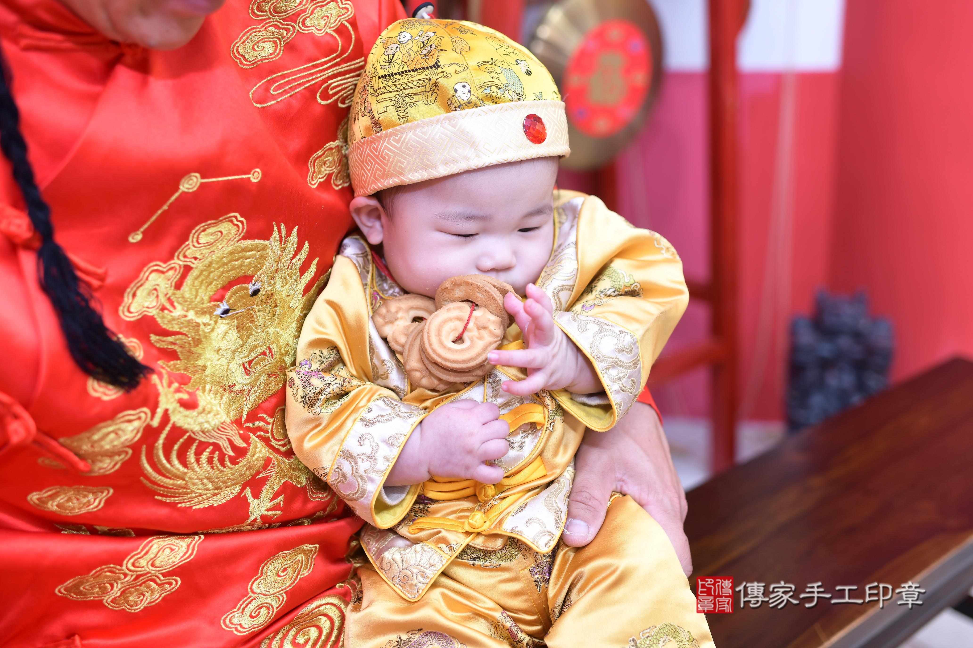 傳家手工印章高雄店、抓周、度脺、中國風會場、傳家嬰兒古禮、吉祥話、抓周道具物品24種、拍照。抓周證書。寶寶抓周、滿周歲、生日快樂、祝福