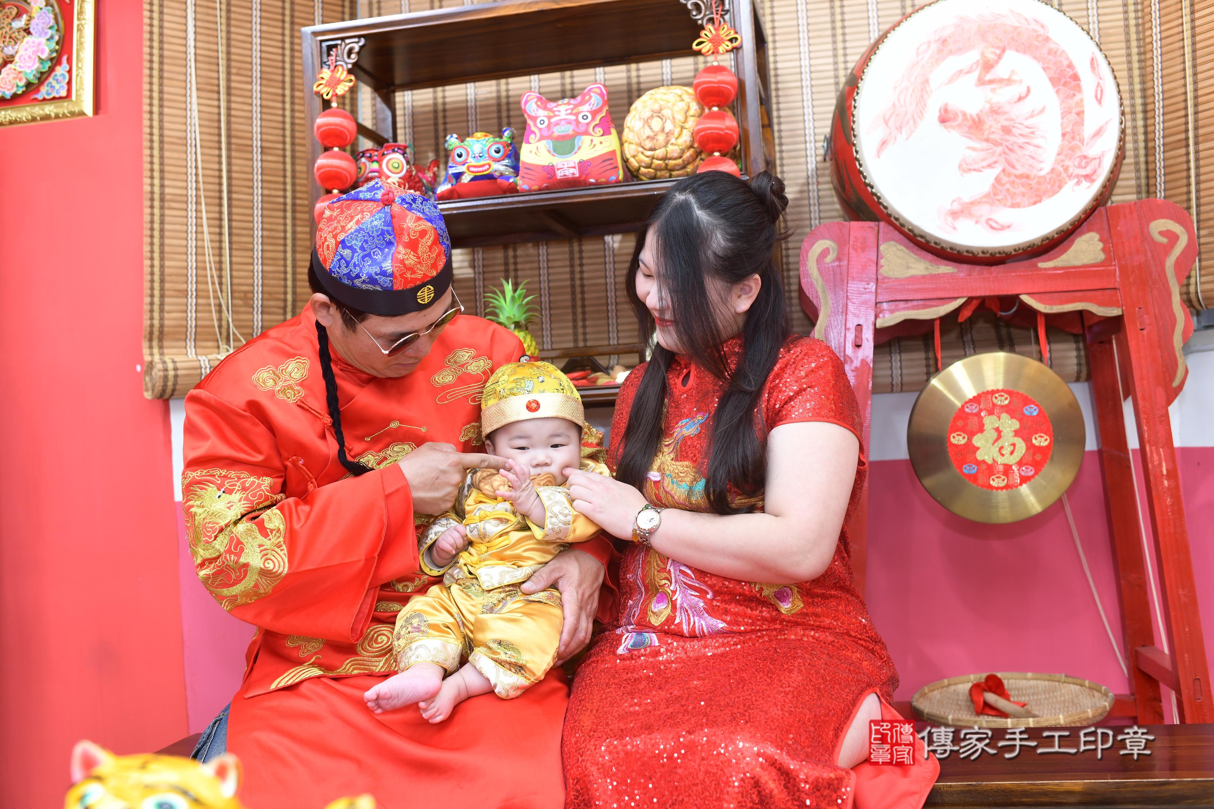 傳家手工印章高雄店、抓周、度脺、中國風會場、傳家嬰兒古禮、吉祥話、抓周道具物品24種、拍照。抓周證書。寶寶抓周、滿周歲、生日快樂、祝福