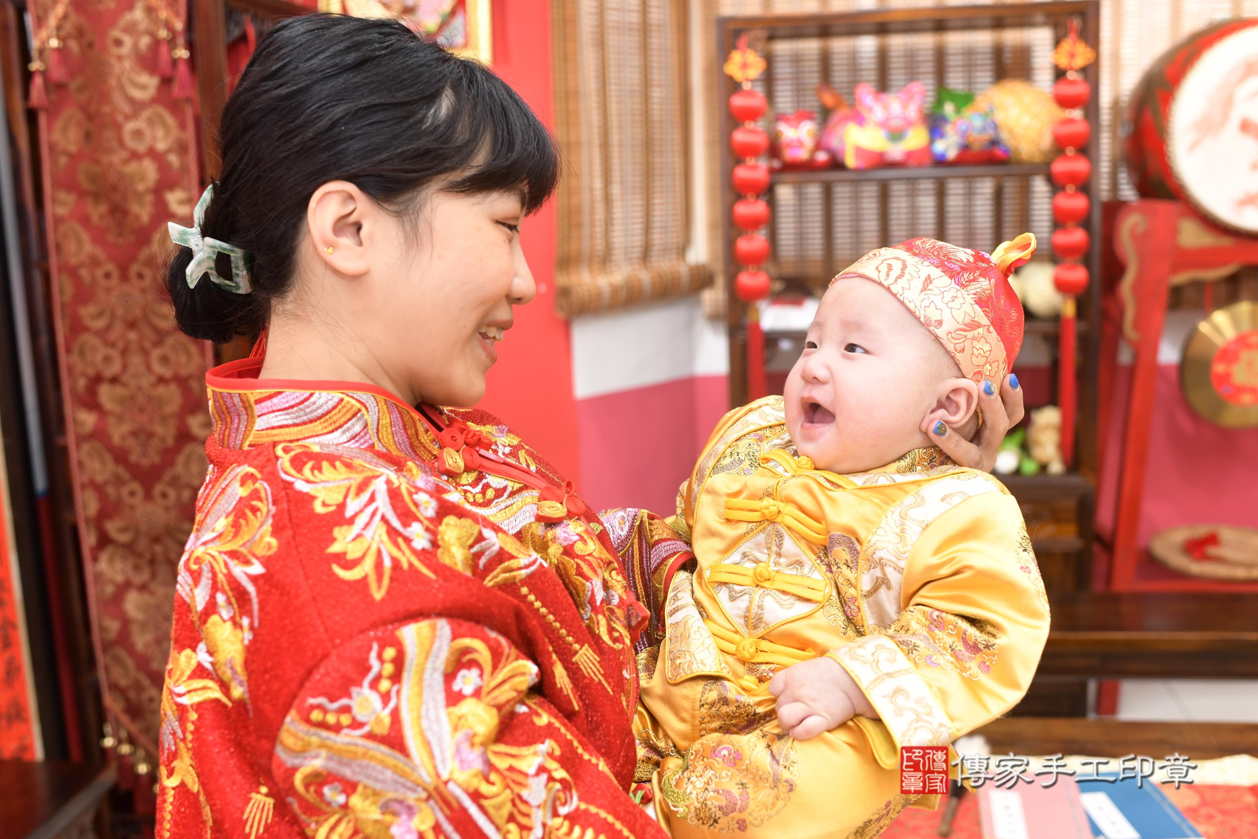 傳家手工印章高雄店、抓周、度脺、中國風會場、傳家嬰兒古禮、吉祥話、抓周道具物品24種、拍照。抓周證書。寶寶抓周、滿周歲、生日快樂、祝福