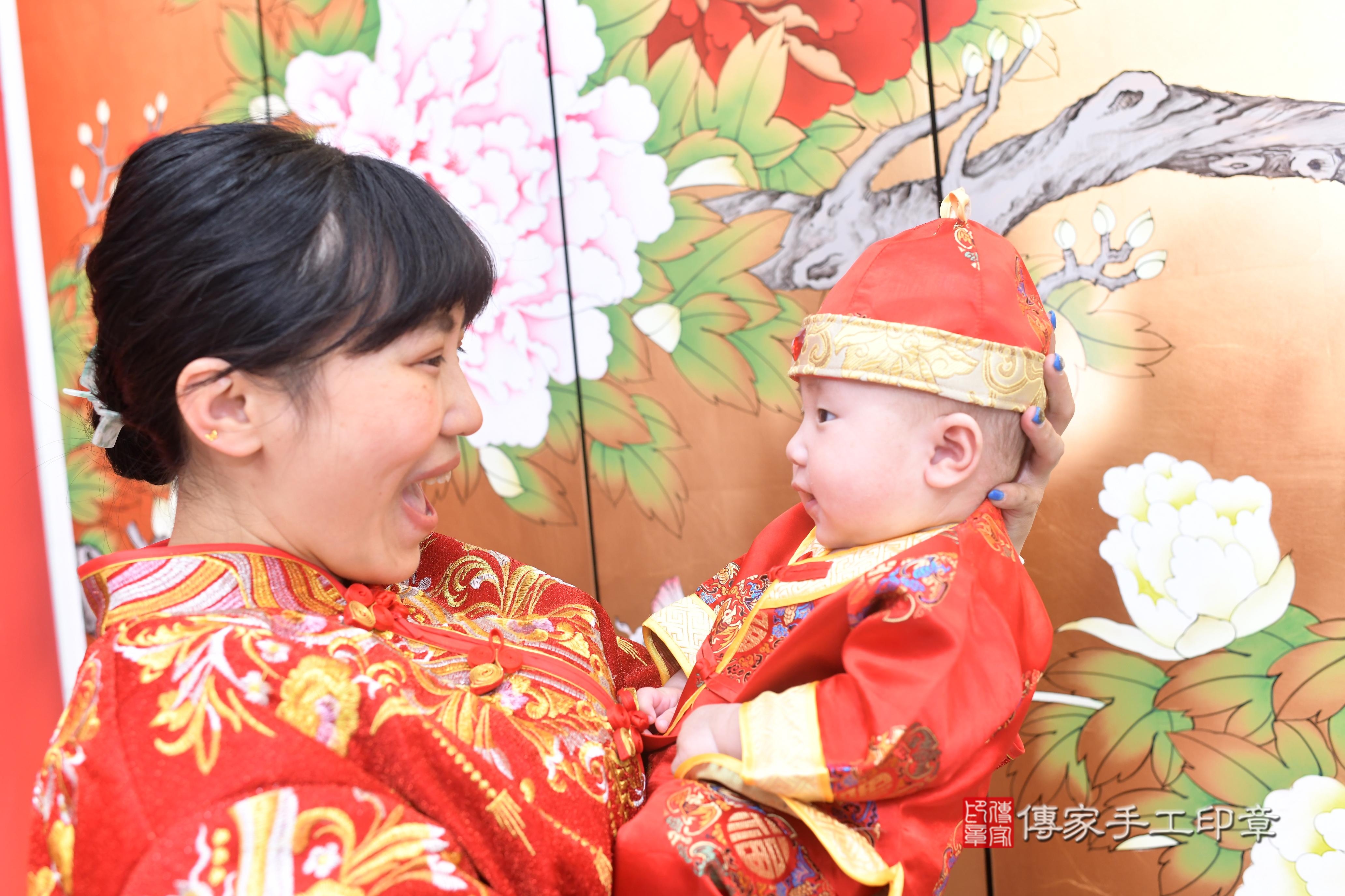 傳家手工印章高雄店、抓周、度脺、中國風會場、傳家嬰兒古禮、吉祥話、抓周道具物品24種、拍照。抓周證書。寶寶抓周、滿周歲、生日快樂、祝福
