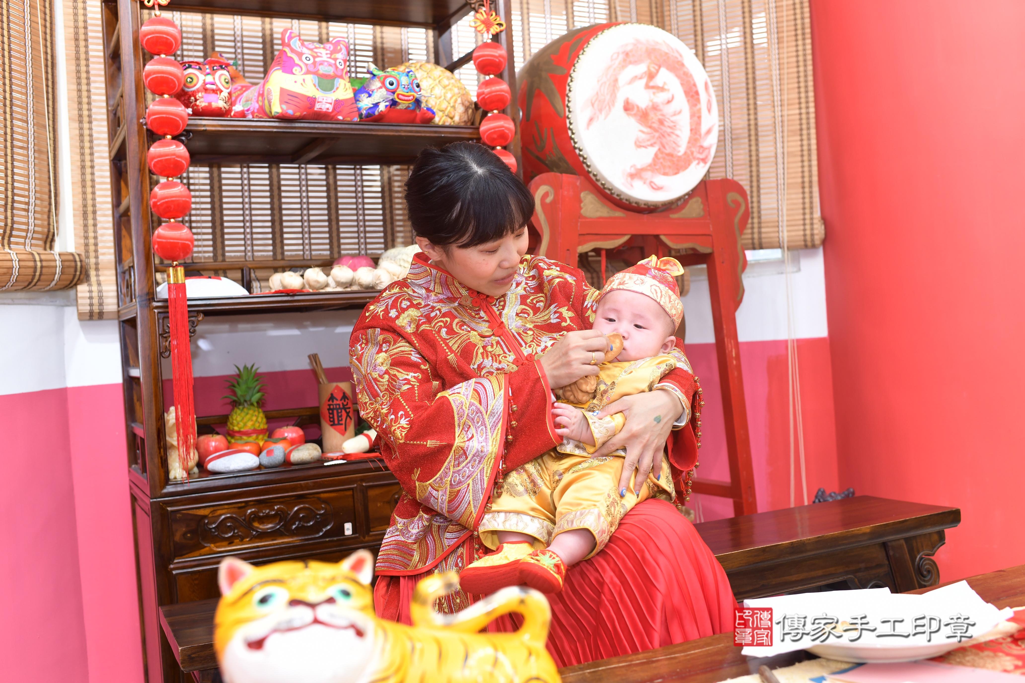 傳家手工印章高雄店、抓周、度脺、中國風會場、傳家嬰兒古禮、吉祥話、抓周道具物品24種、拍照。抓周證書。寶寶抓周、滿周歲、生日快樂、祝福