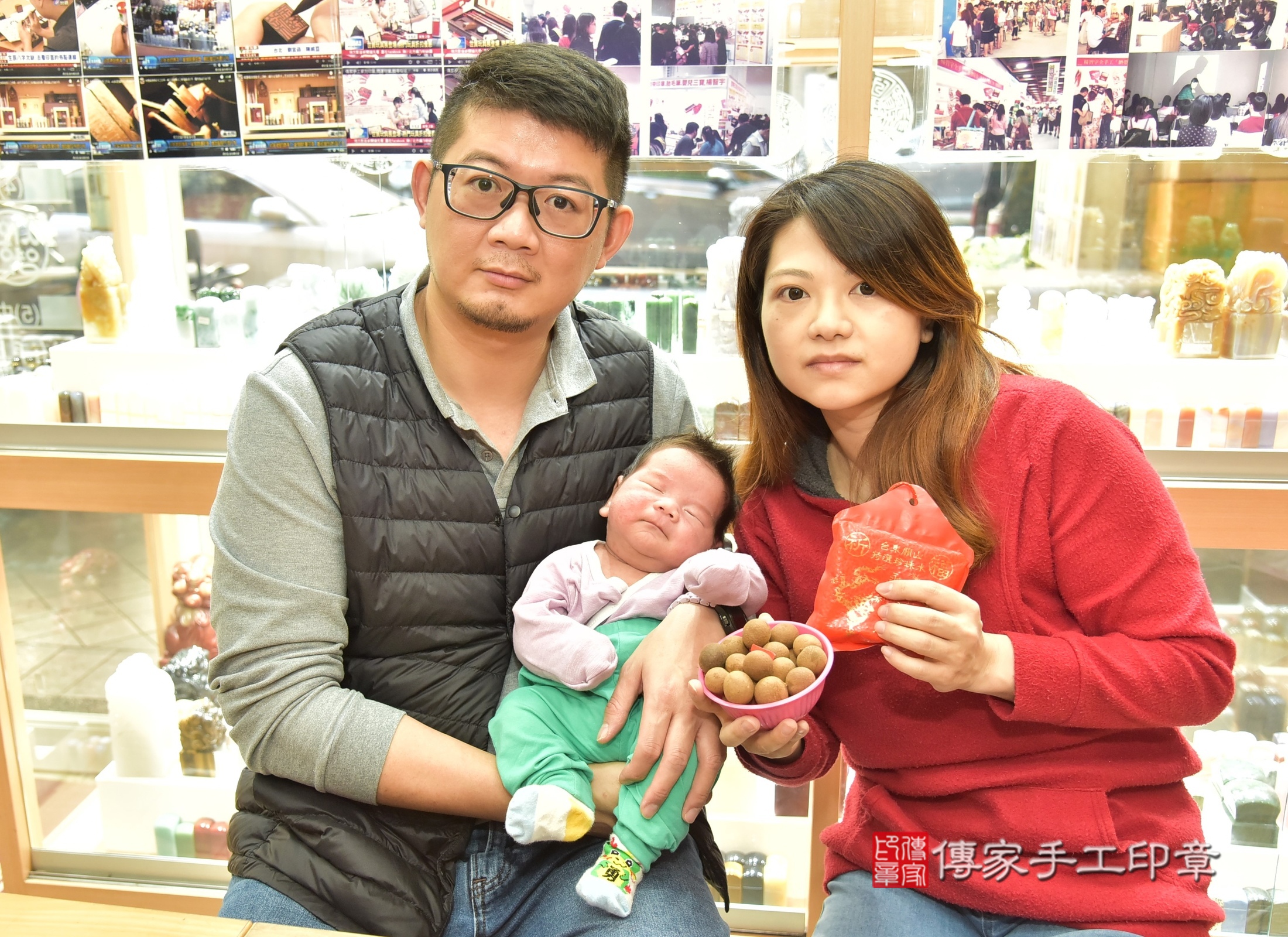 小宇寶寶(新北市永和區嬰兒寶寶滿月剃頭理髮、嬰兒剃胎毛儀式吉祥話)。中國風會場，爸媽寶貝穿「日中韓」古裝禮服。專業拍照、證書。★購買「臍帶章、肚臍章、胎毛筆刷印章」贈送：剃頭、收涎、抓周，三選一。2025.2.11，照片6