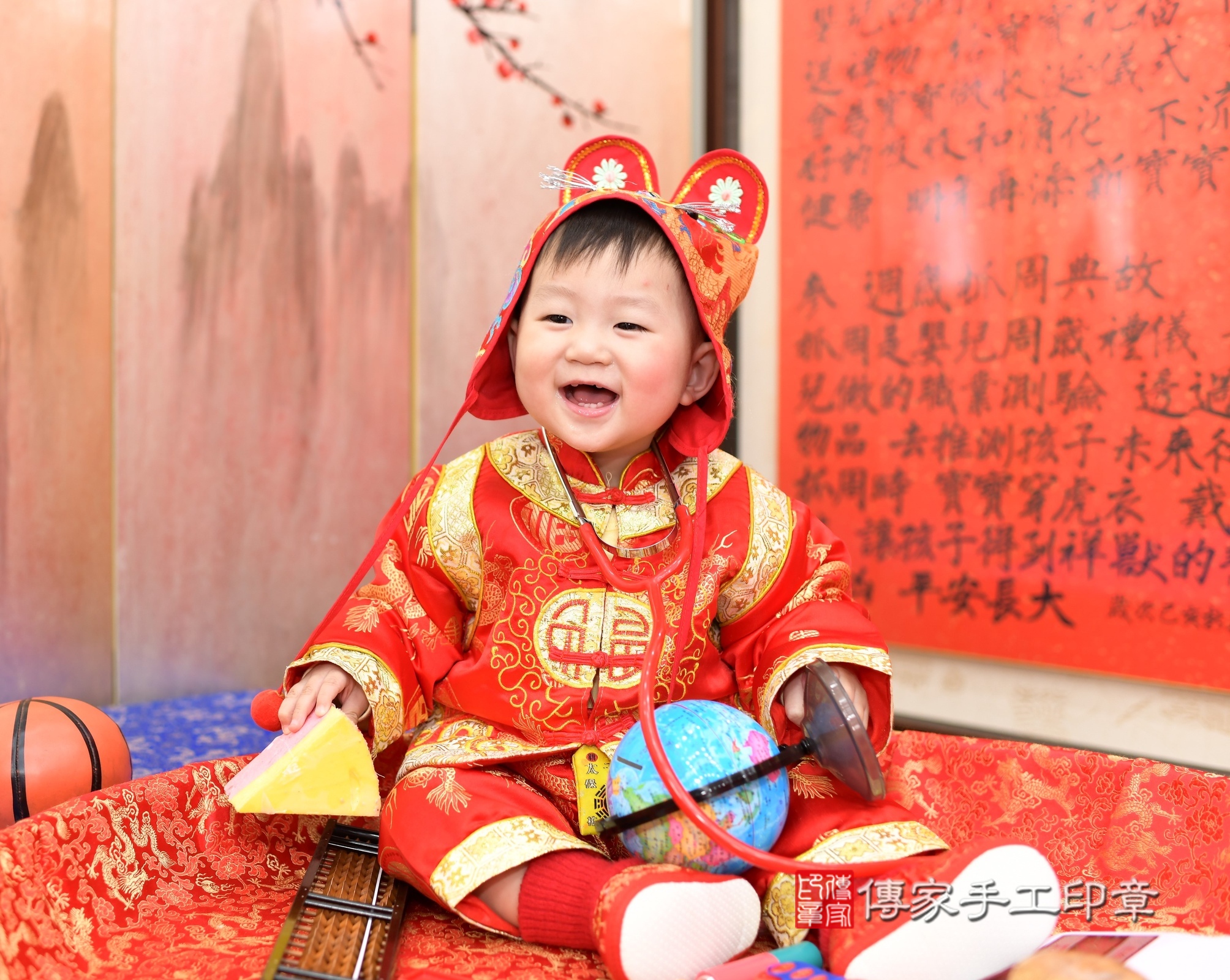 新北市永和區小碩寶寶抓周推薦：傳家新北店抓周度脺中國風會場，嬰兒古禮抓周流程儀式吉祥話、抓周道具物品24種、拍照。抓周證書。2025.2.13，照片13