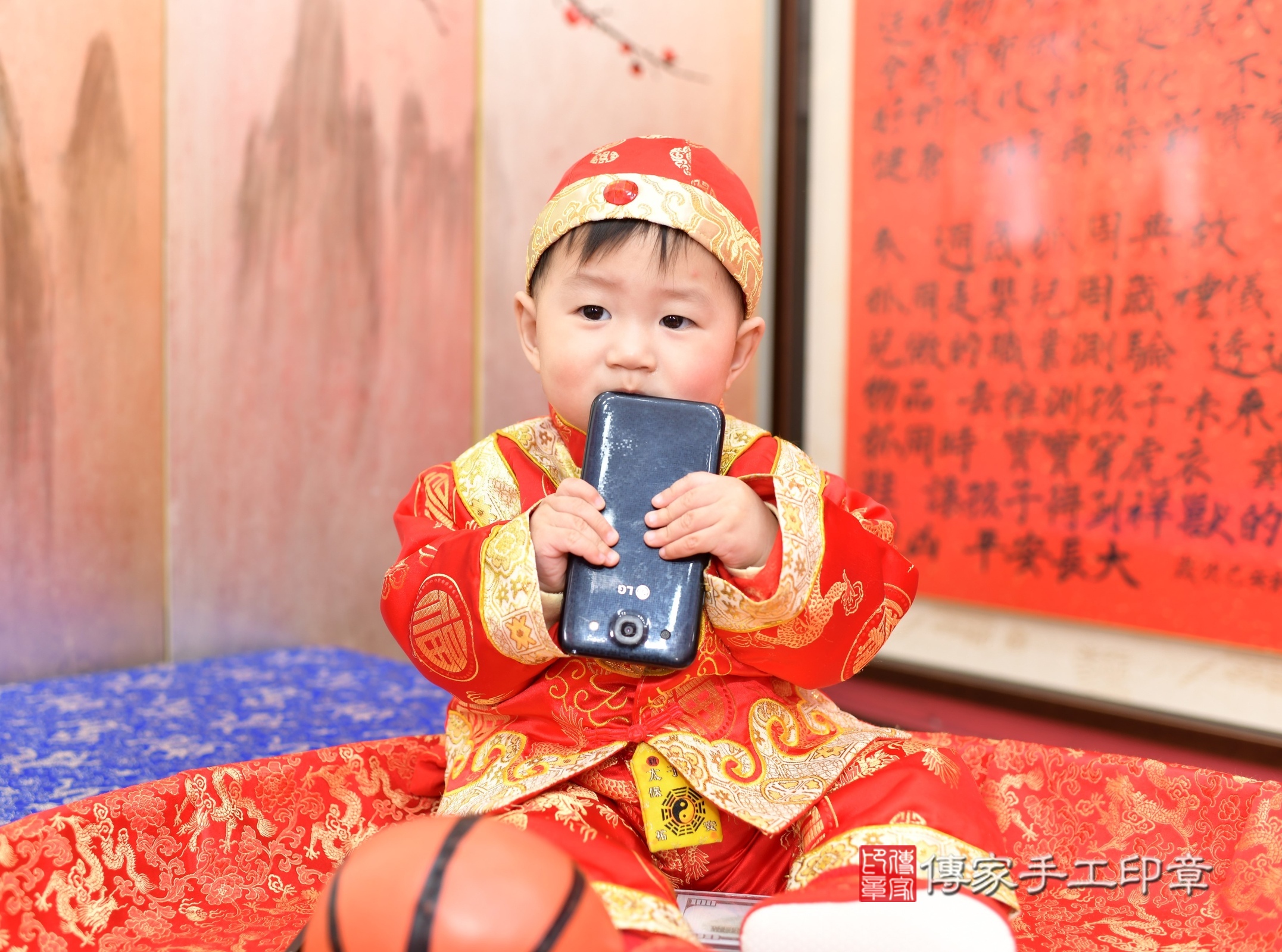 新北市永和區小碩寶寶抓周推薦：傳家新北店抓周度脺中國風會場，嬰兒古禮抓周流程儀式吉祥話、抓周道具物品24種、拍照。抓周證書。2025.2.13，照片12