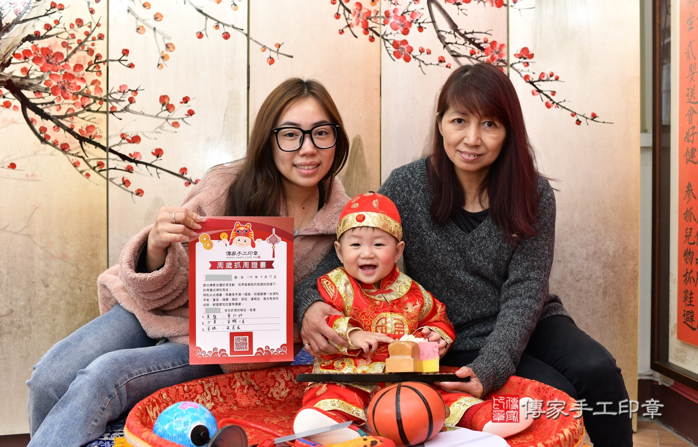 新北市永和區小碩寶寶抓周推薦：傳家新北店抓周度脺中國風會場，嬰兒古禮抓周流程儀式吉祥話、抓周道具物品24種、拍照。抓周證書。2025.2.13，照片17
