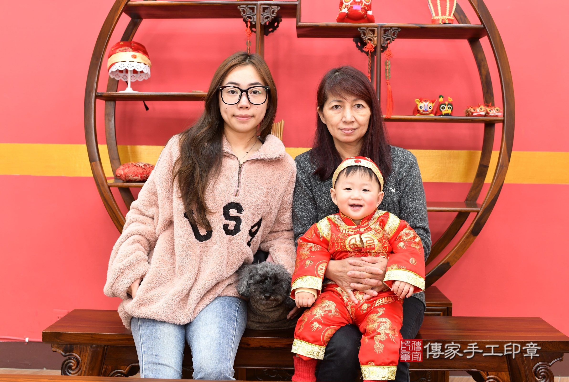 新北市永和區小碩寶寶抓周推薦：傳家新北店抓周度脺中國風會場，嬰兒古禮抓周流程儀式吉祥話、抓周道具物品24種、拍照。抓周證書。2025.2.13，照片15