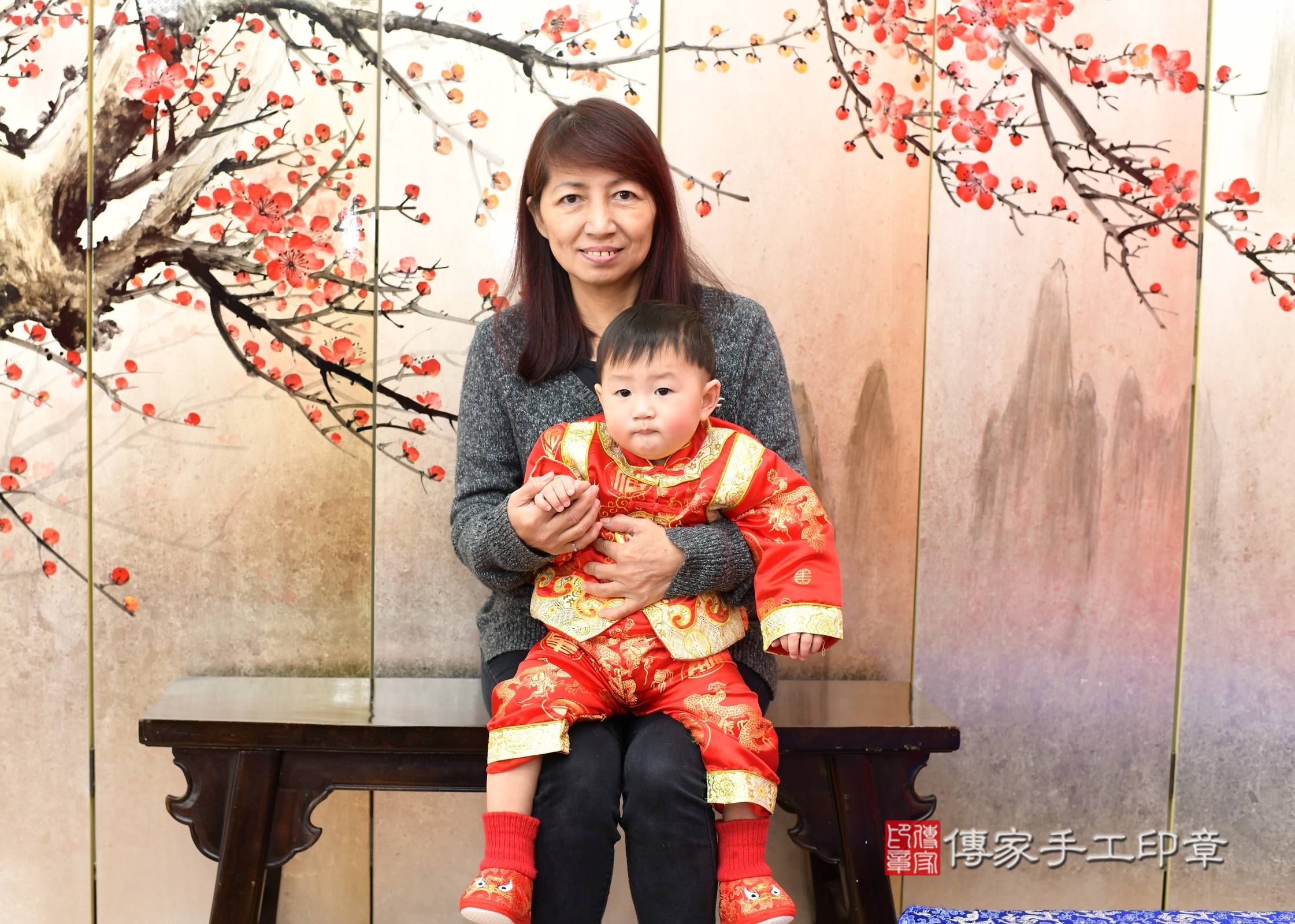新北市永和區小碩寶寶抓周推薦：傳家新北店抓周度脺中國風會場，嬰兒古禮抓周流程儀式吉祥話、抓周道具物品24種、拍照。抓周證書。2025.2.13，照片4
