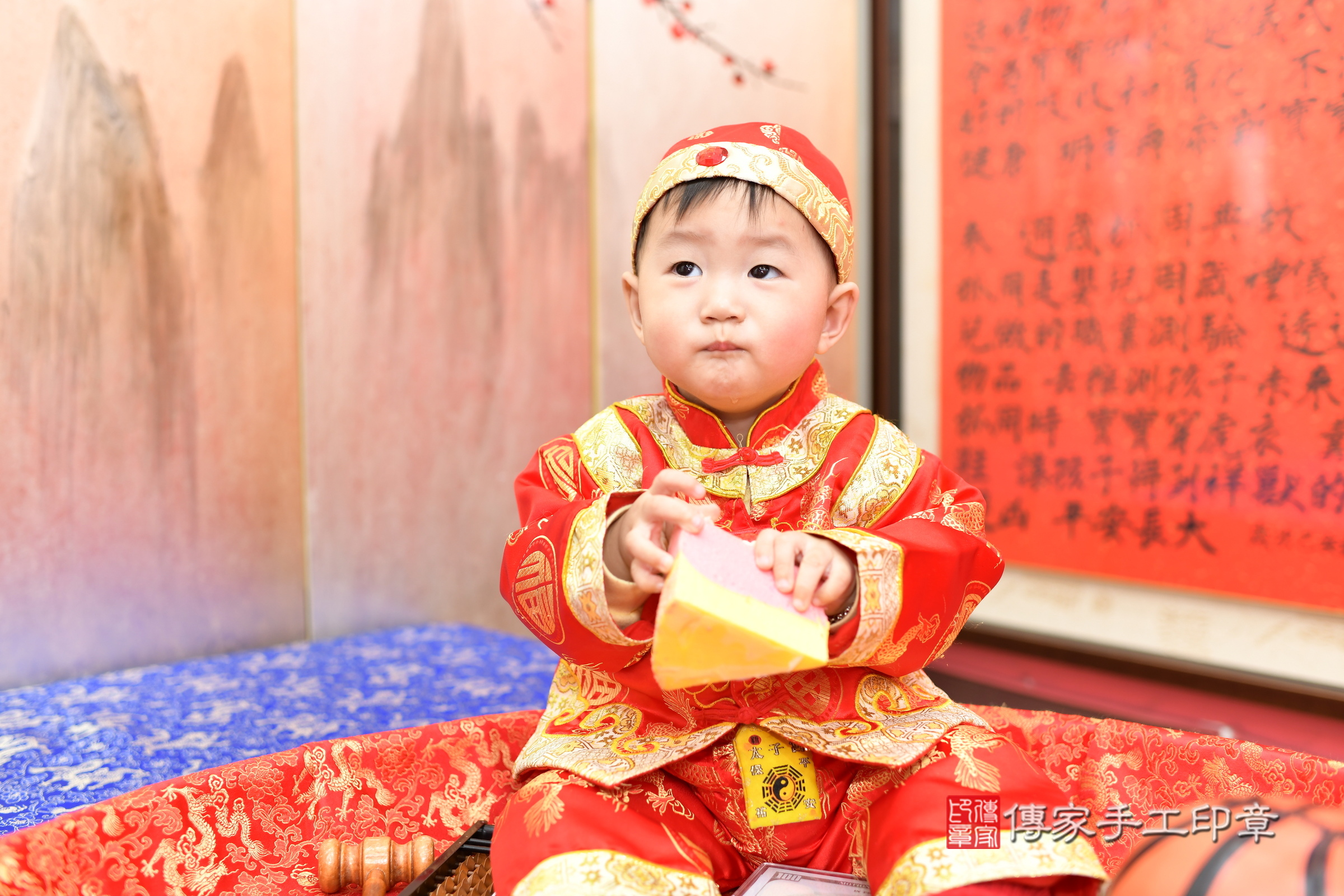 新北市永和區小碩寶寶抓周推薦：傳家新北店抓周度脺中國風會場，嬰兒古禮抓周流程儀式吉祥話、抓周道具物品24種、拍照。抓周證書。2025.2.13，照片5