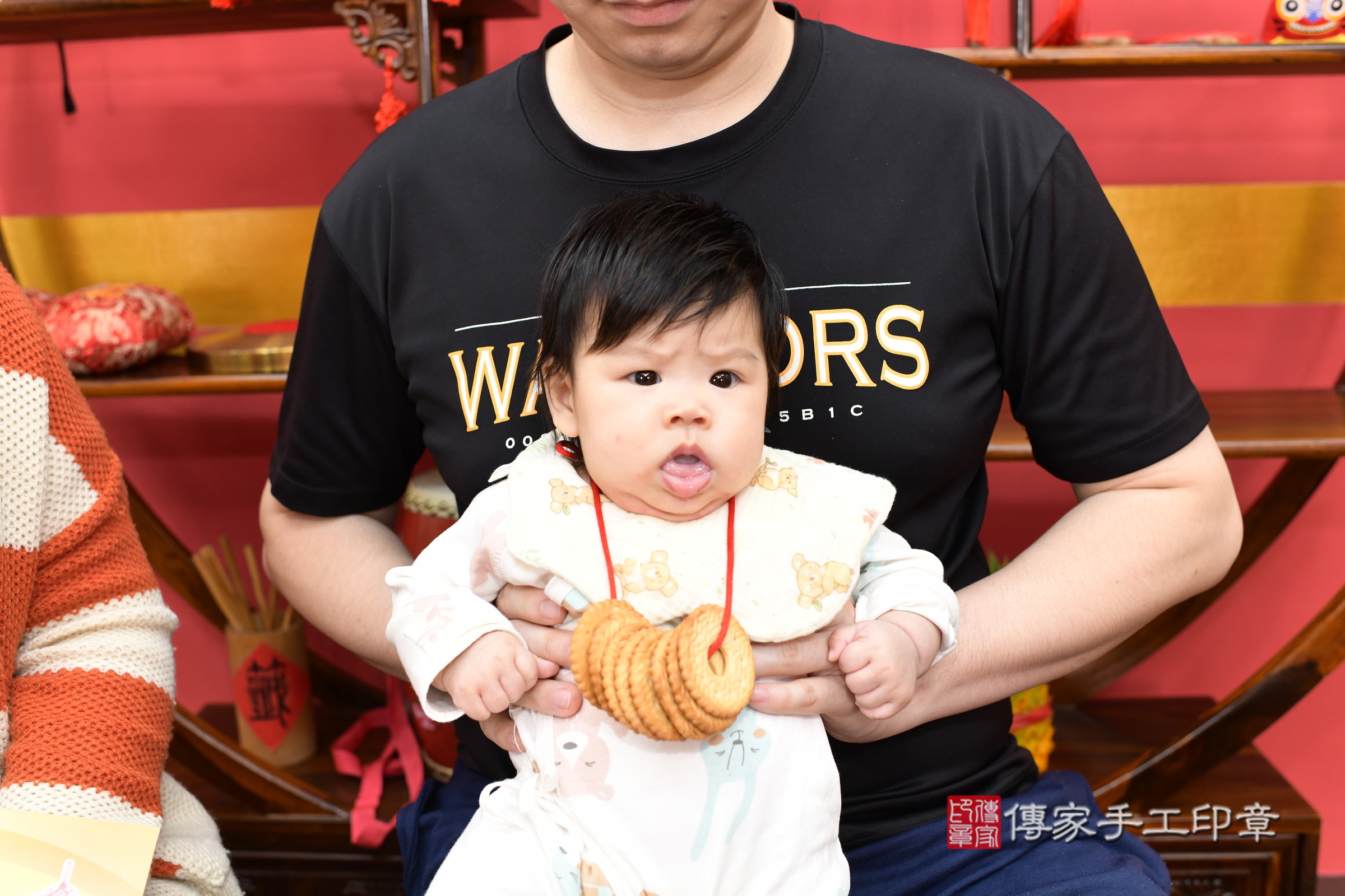 新北市永和區彤彤寶寶收涎推薦：傳家新北店收涎中國風會場，嬰兒古禮收涎收口水流程儀式、收涎吉祥話、收涎餅乾、收涎拍照。收涎證書。2025.2.17，照片11