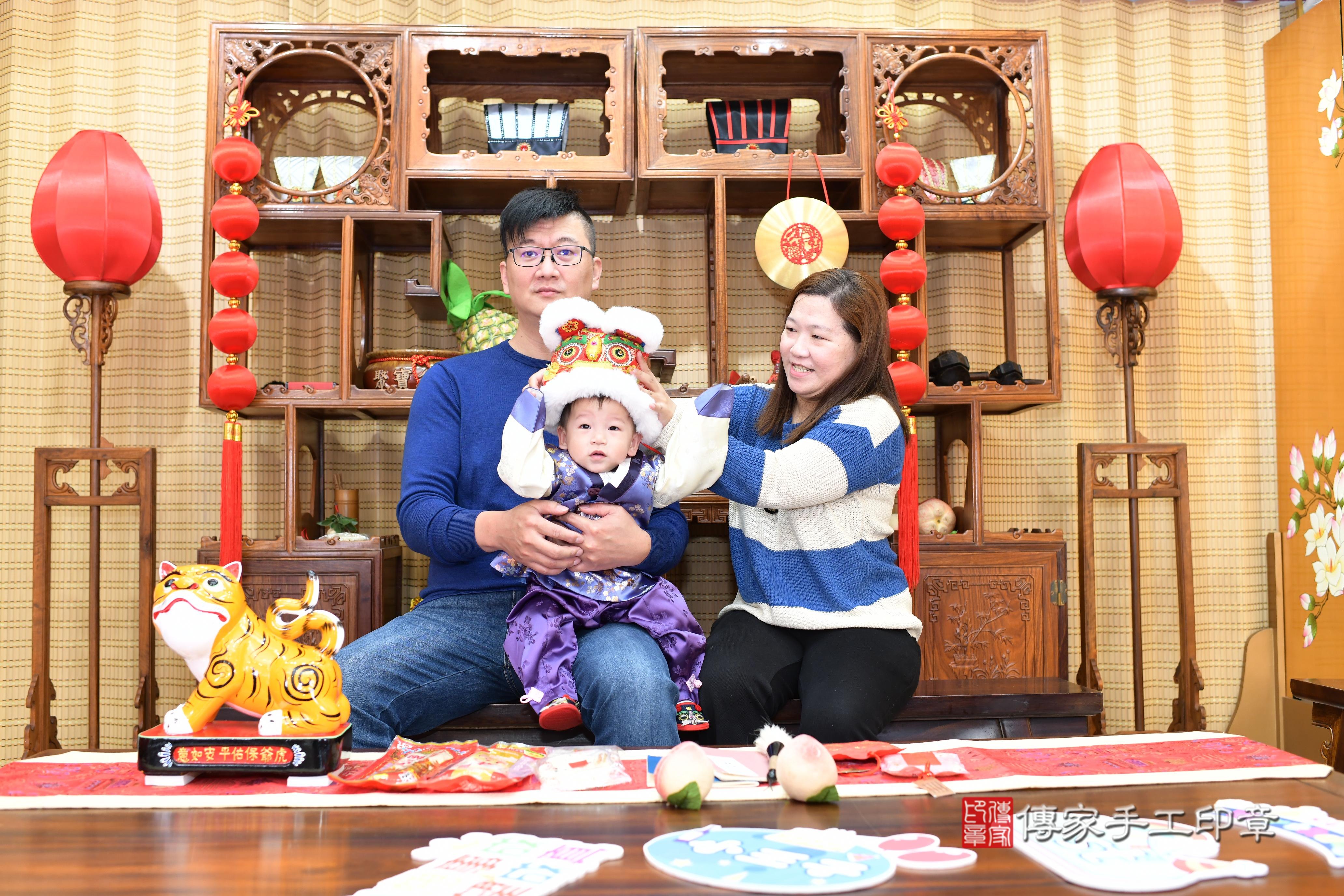 傳家手工印章台南店、抓周、度脺、中國風會場、傳家嬰兒古禮、吉祥話、抓周道具物品24種、拍照。抓周證書。寶寶抓周、滿周歲、生日快樂、祝福