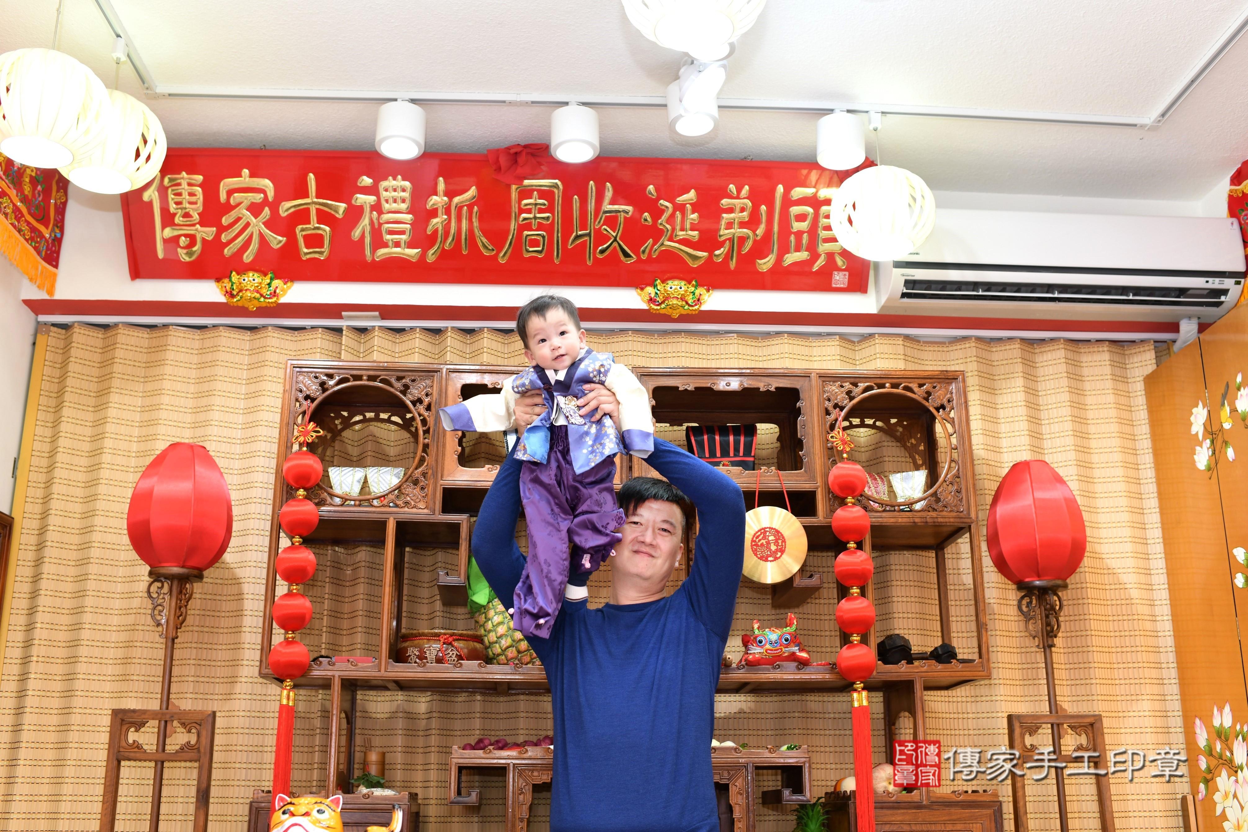 傳家手工印章台南店、抓周、度脺、中國風會場、傳家嬰兒古禮、吉祥話、抓周道具物品24種、拍照。抓周證書。寶寶抓周、滿周歲、生日快樂、祝福