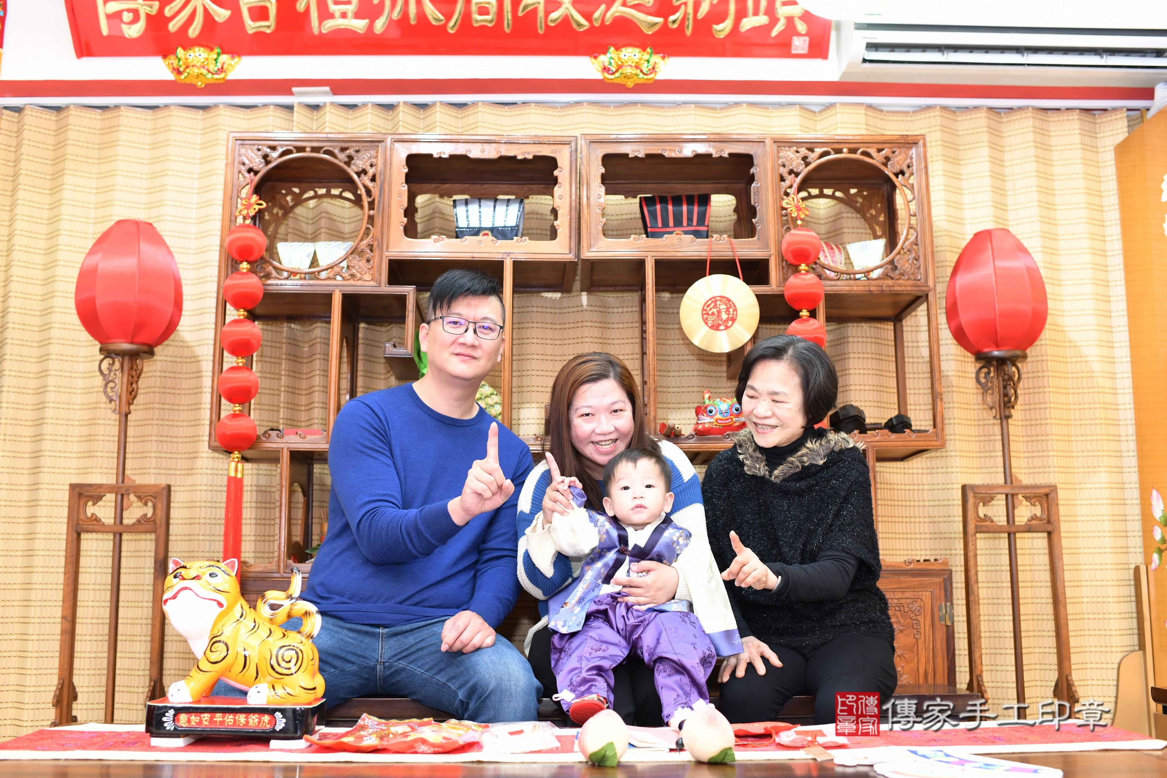 傳家手工印章台南店、抓周、度脺、中國風會場、傳家嬰兒古禮、吉祥話、抓周道具物品24種、拍照。抓周證書。寶寶抓周、滿周歲、生日快樂、祝福