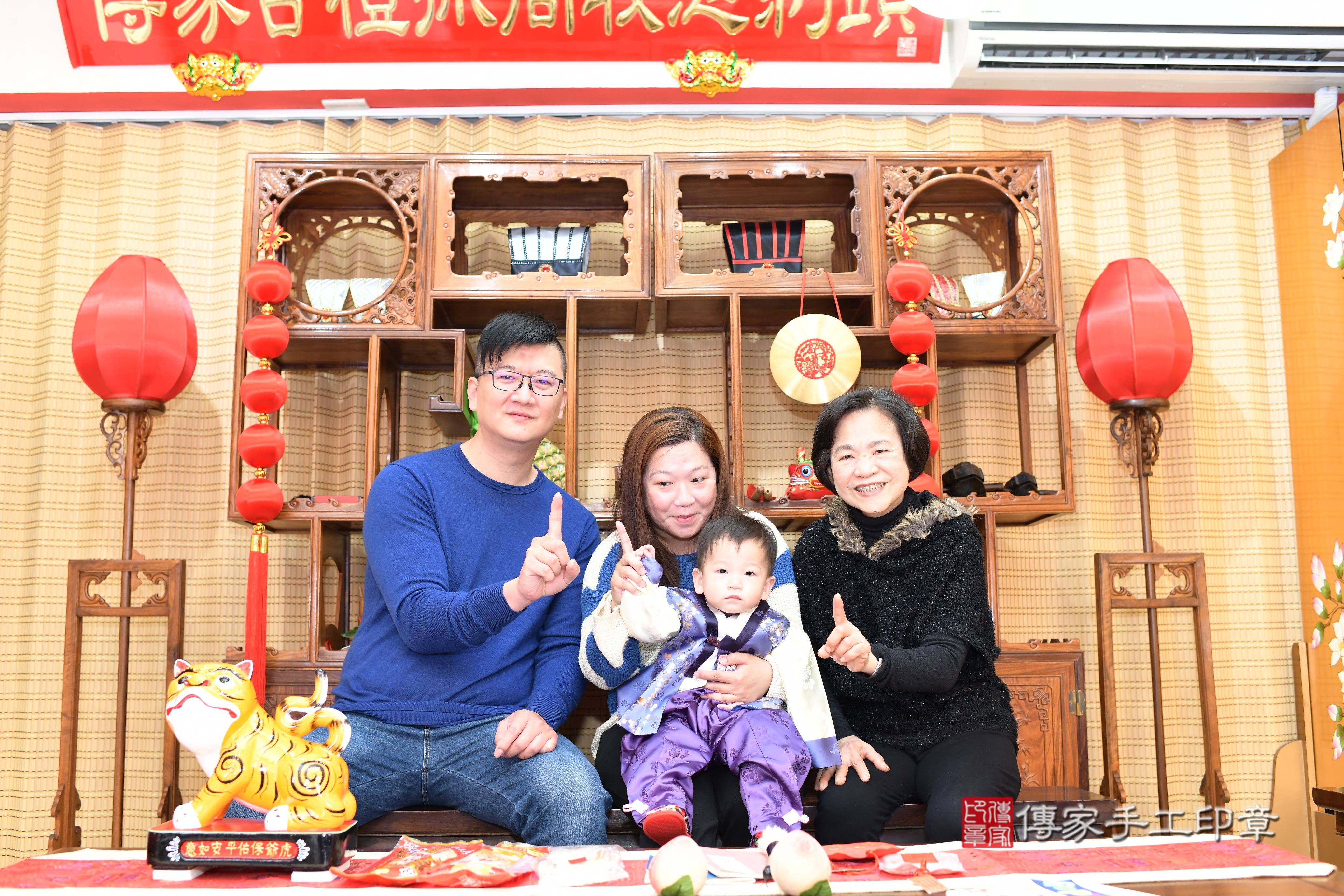傳家手工印章台南店、抓周、度脺、中國風會場、傳家嬰兒古禮、吉祥話、抓周道具物品24種、拍照。抓周證書。寶寶抓周、滿周歲、生日快樂、祝福