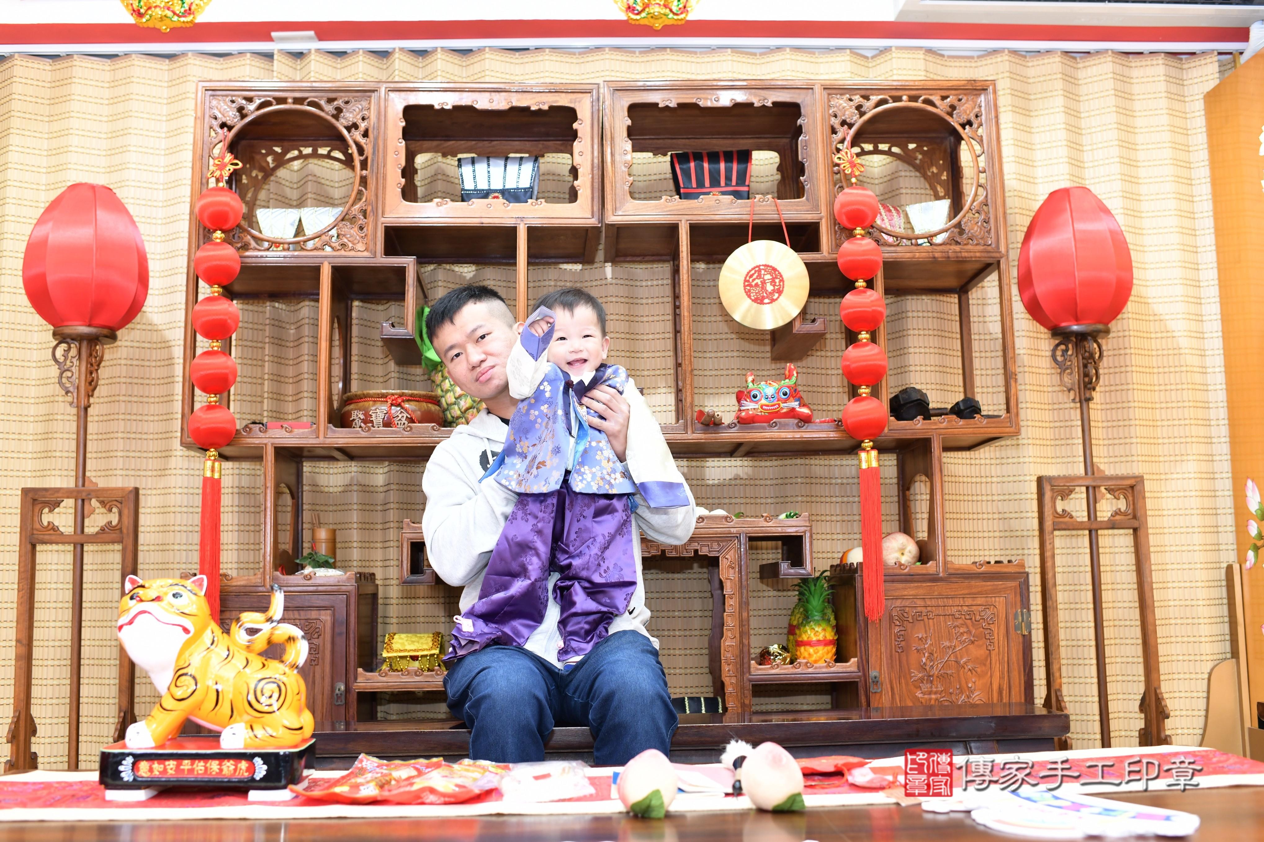 傳家手工印章台南店、抓周、度脺、中國風會場、傳家嬰兒古禮、吉祥話、抓周道具物品24種、拍照。抓周證書。寶寶抓周、滿周歲、生日快樂、祝福