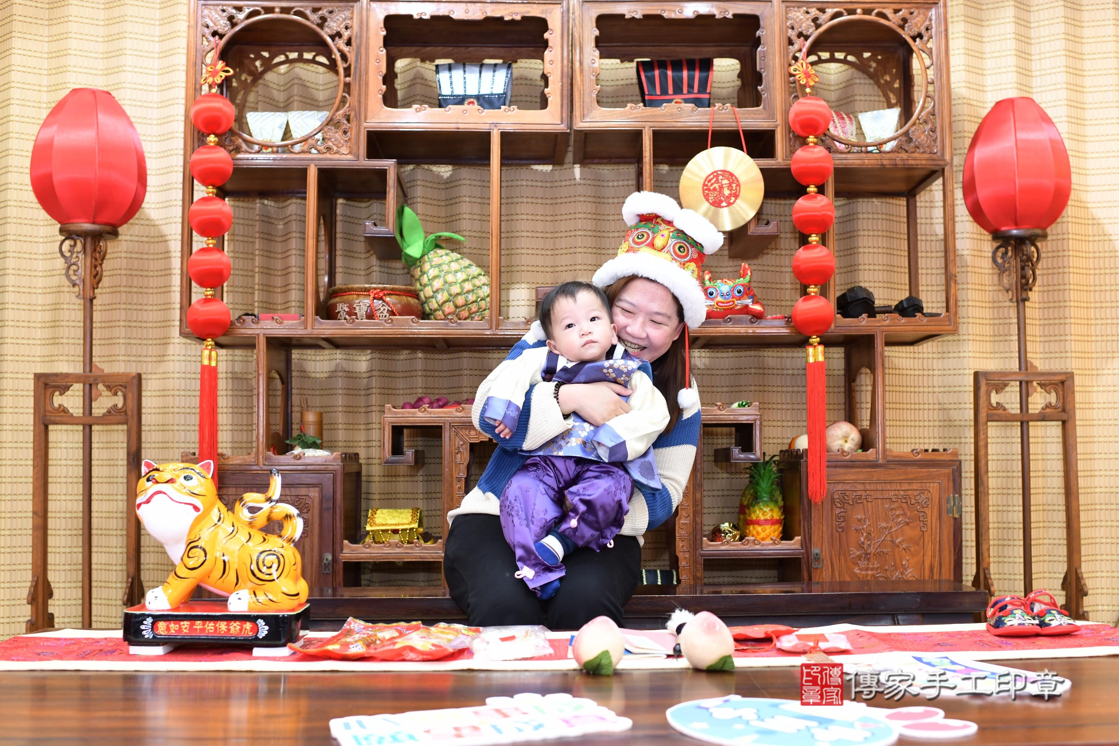 傳家手工印章台南店、抓周、度脺、中國風會場、傳家嬰兒古禮、吉祥話、抓周道具物品24種、拍照。抓周證書。寶寶抓周、滿周歲、生日快樂、祝福