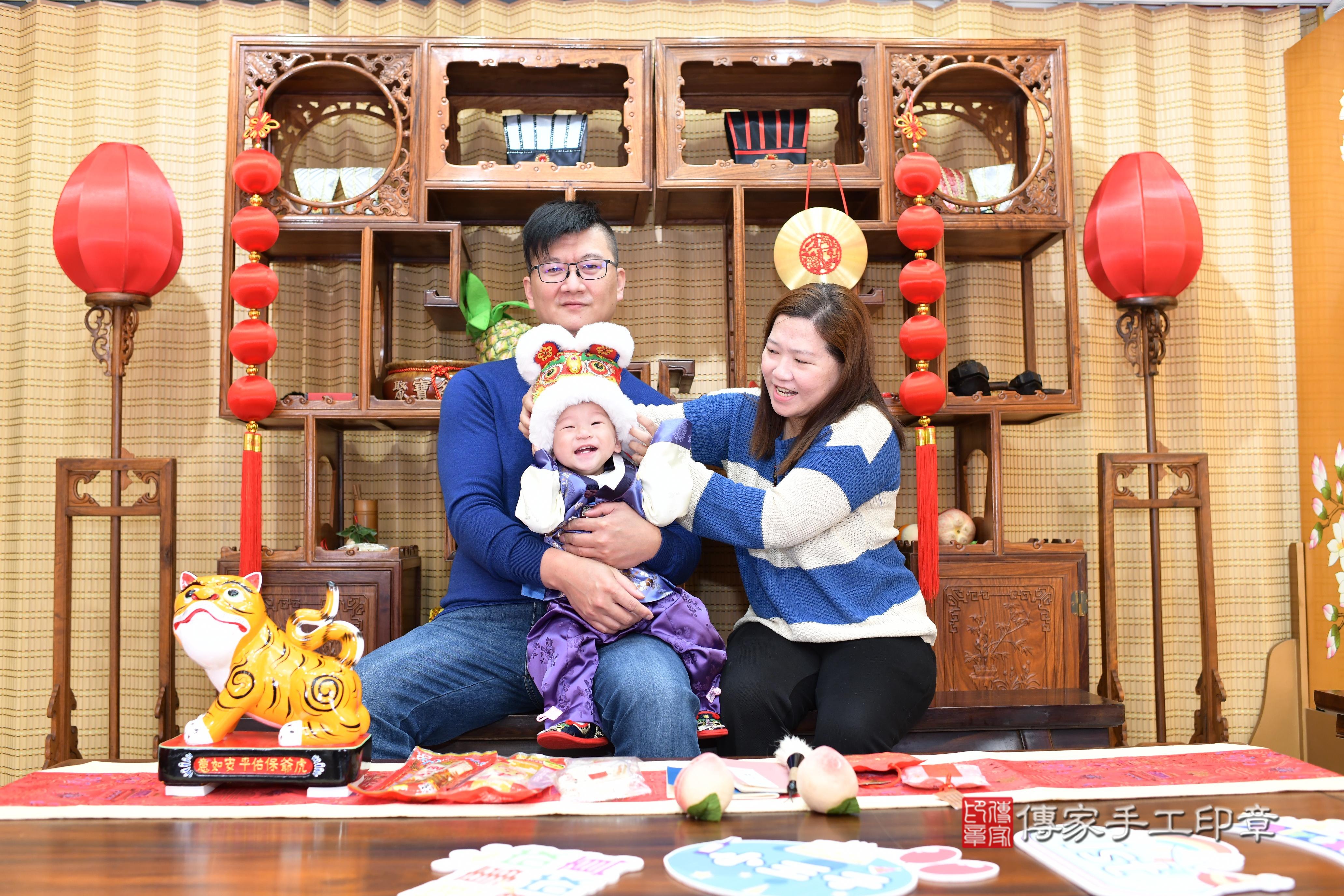傳家手工印章台南店、抓周、度脺、中國風會場、傳家嬰兒古禮、吉祥話、抓周道具物品24種、拍照。抓周證書。寶寶抓周、滿周歲、生日快樂、祝福