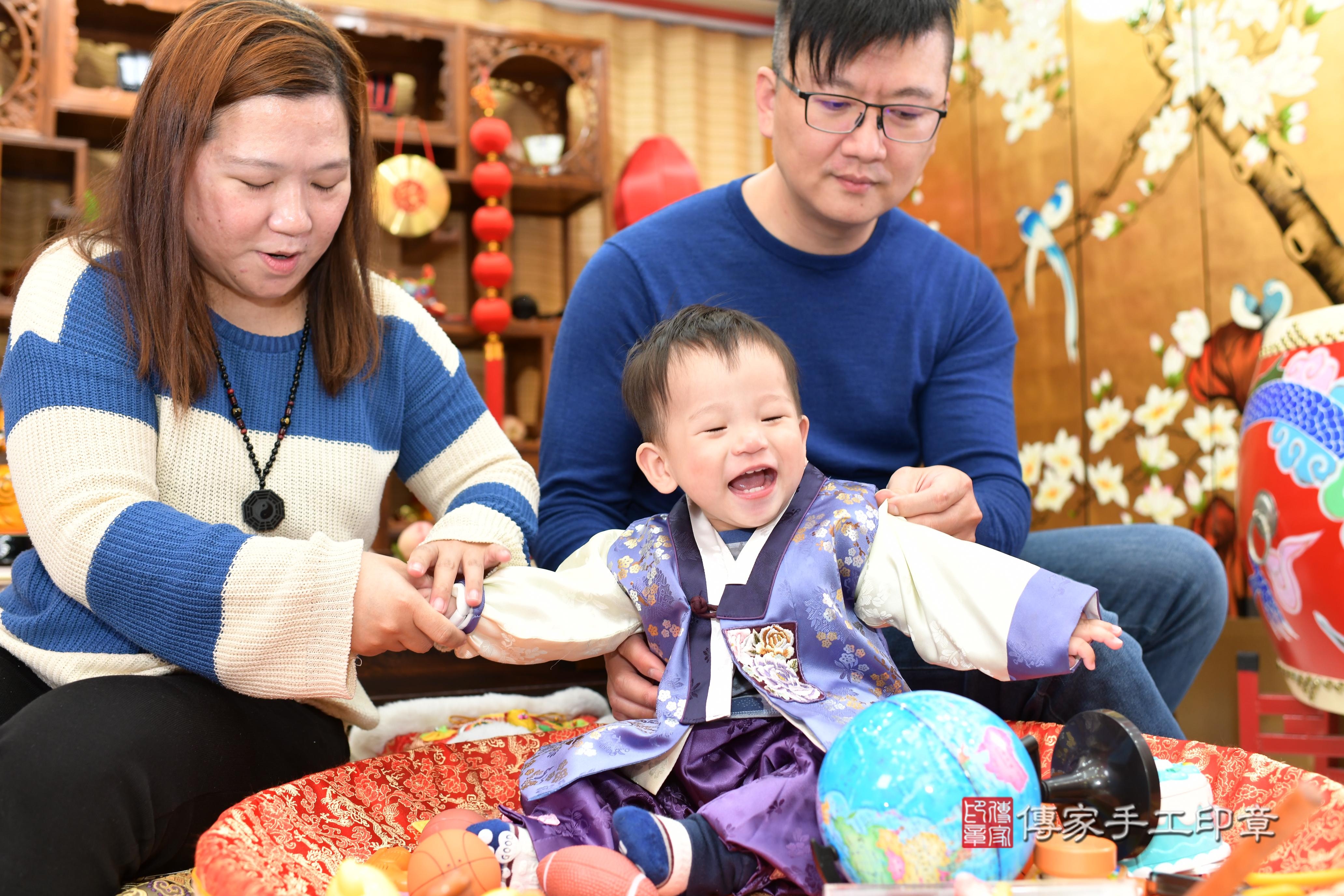 傳家手工印章台南店、抓周、度脺、中國風會場、傳家嬰兒古禮、吉祥話、抓周道具物品24種、拍照。抓周證書。寶寶抓周、滿周歲、生日快樂、祝福