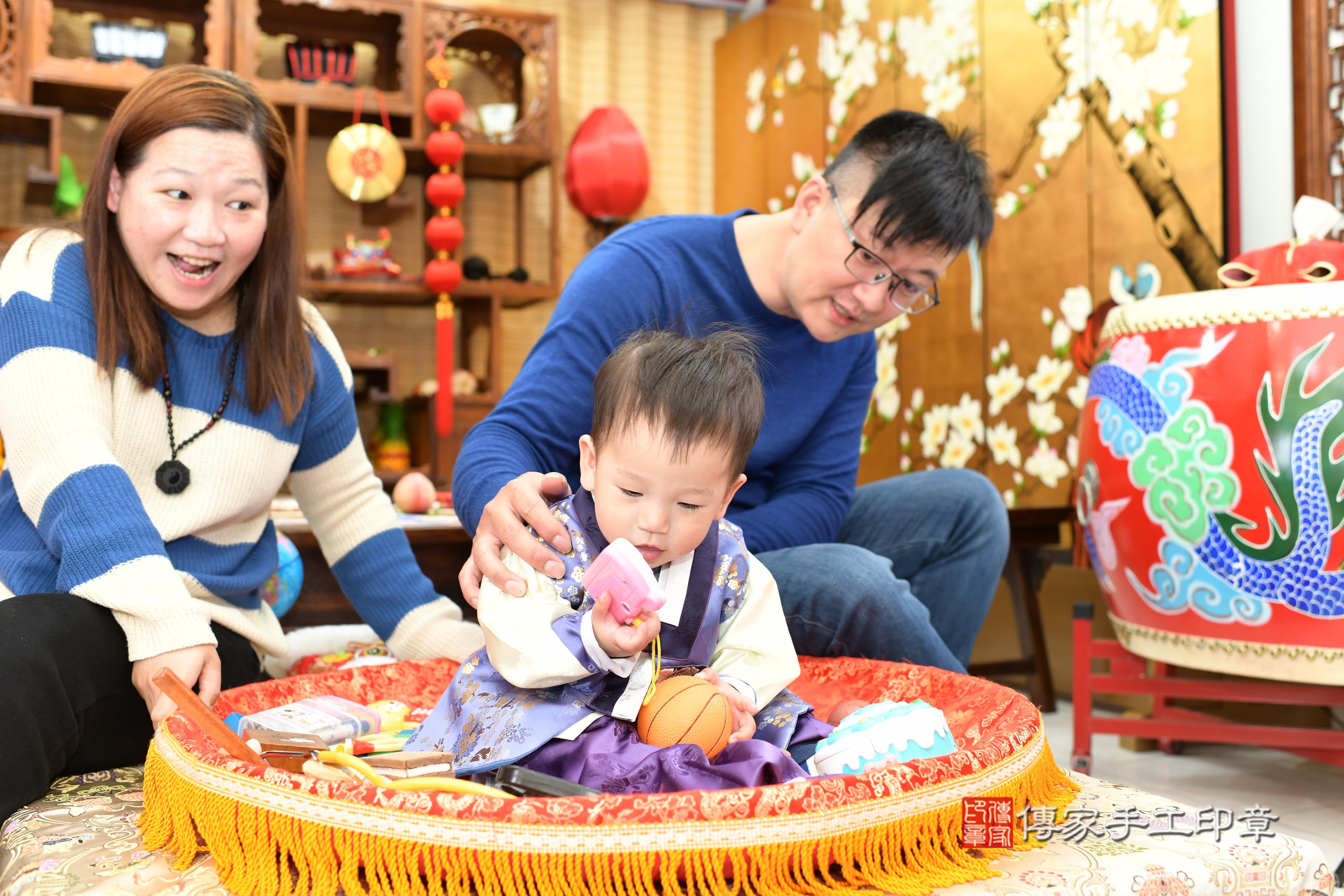 傳家手工印章台南店、抓周、度脺、中國風會場、傳家嬰兒古禮、吉祥話、抓周道具物品24種、拍照。抓周證書。寶寶抓周、滿周歲、生日快樂、祝福