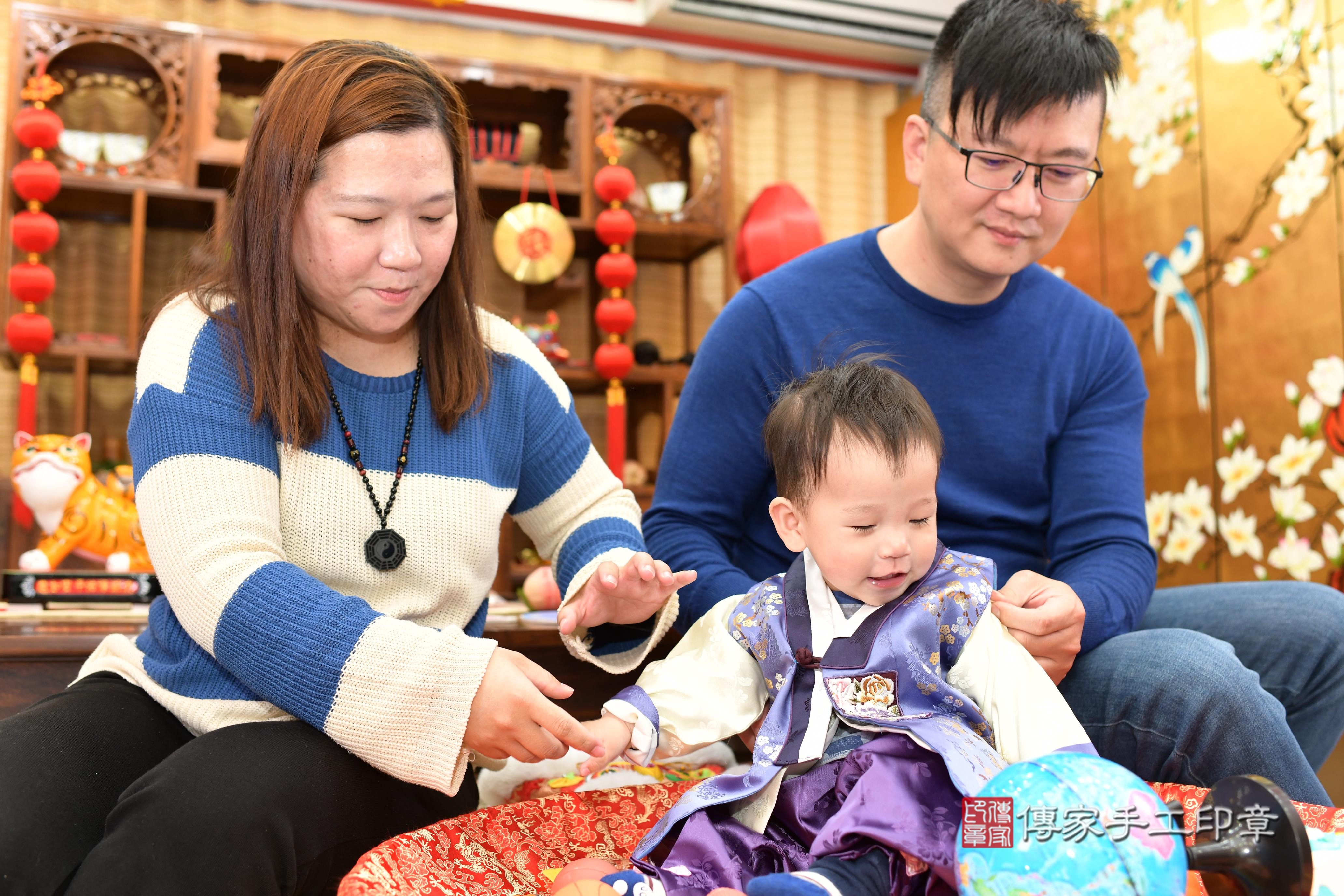 傳家手工印章台南店、抓周、度脺、中國風會場、傳家嬰兒古禮、吉祥話、抓周道具物品24種、拍照。抓周證書。寶寶抓周、滿周歲、生日快樂、祝福