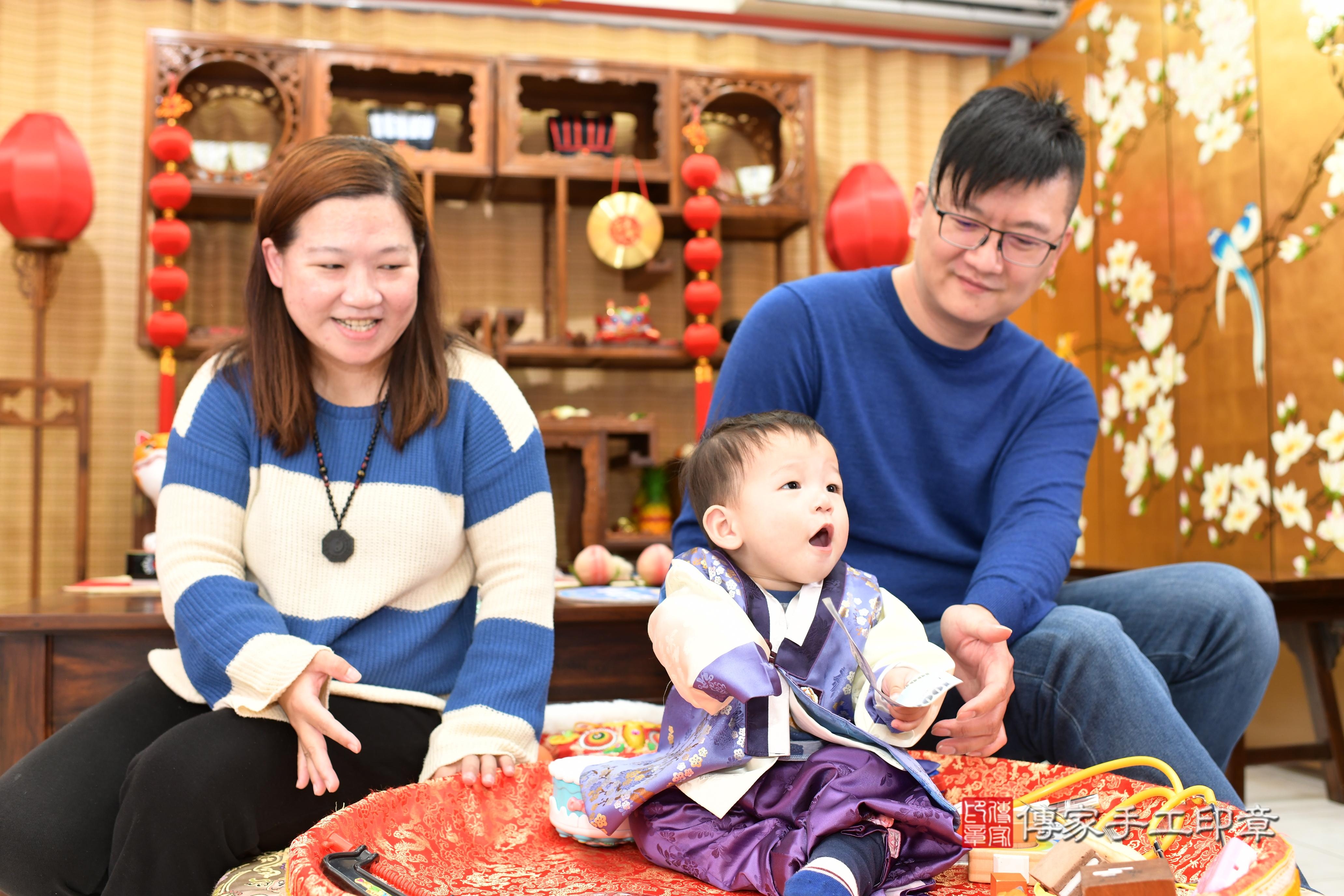 傳家手工印章台南店、抓周、度脺、中國風會場、傳家嬰兒古禮、吉祥話、抓周道具物品24種、拍照。抓周證書。寶寶抓周、滿周歲、生日快樂、祝福