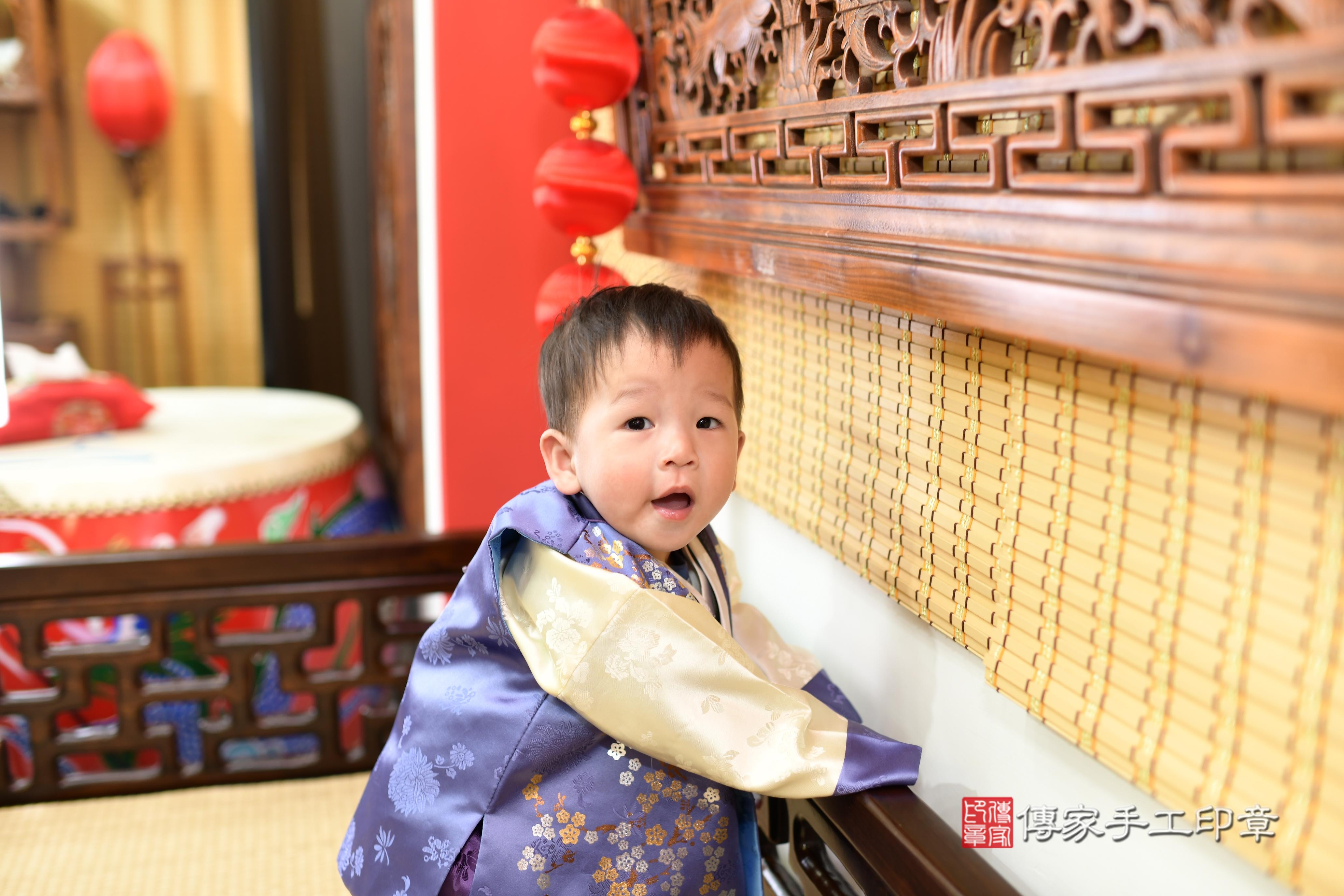 傳家手工印章台南店、抓周、度脺、中國風會場、傳家嬰兒古禮、吉祥話、抓周道具物品24種、拍照。抓周證書。寶寶抓周、滿周歲、生日快樂、祝福