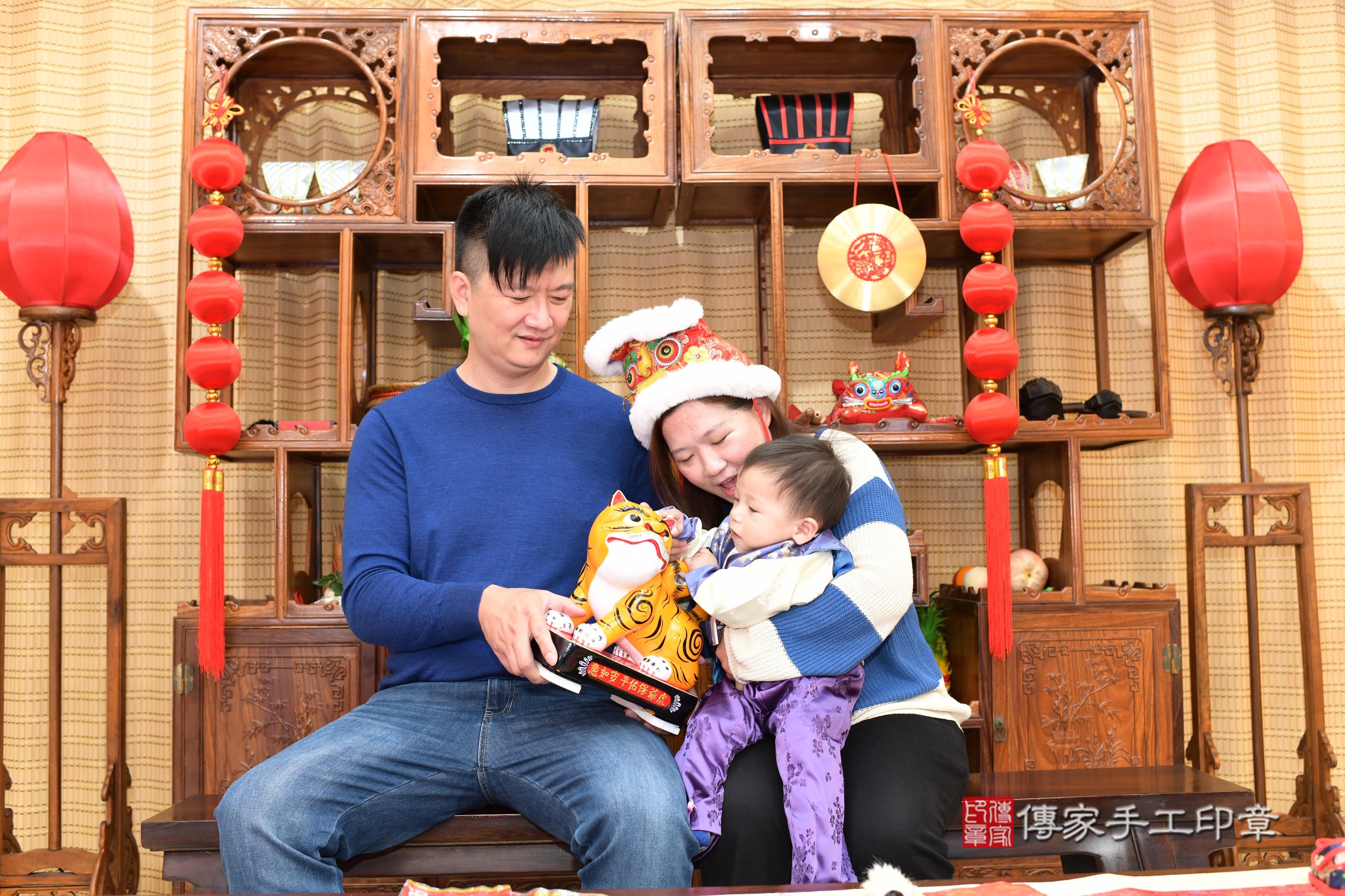 傳家手工印章台南店、抓周、度脺、中國風會場、傳家嬰兒古禮、吉祥話、抓周道具物品24種、拍照。抓周證書。寶寶抓周、滿周歲、生日快樂、祝福