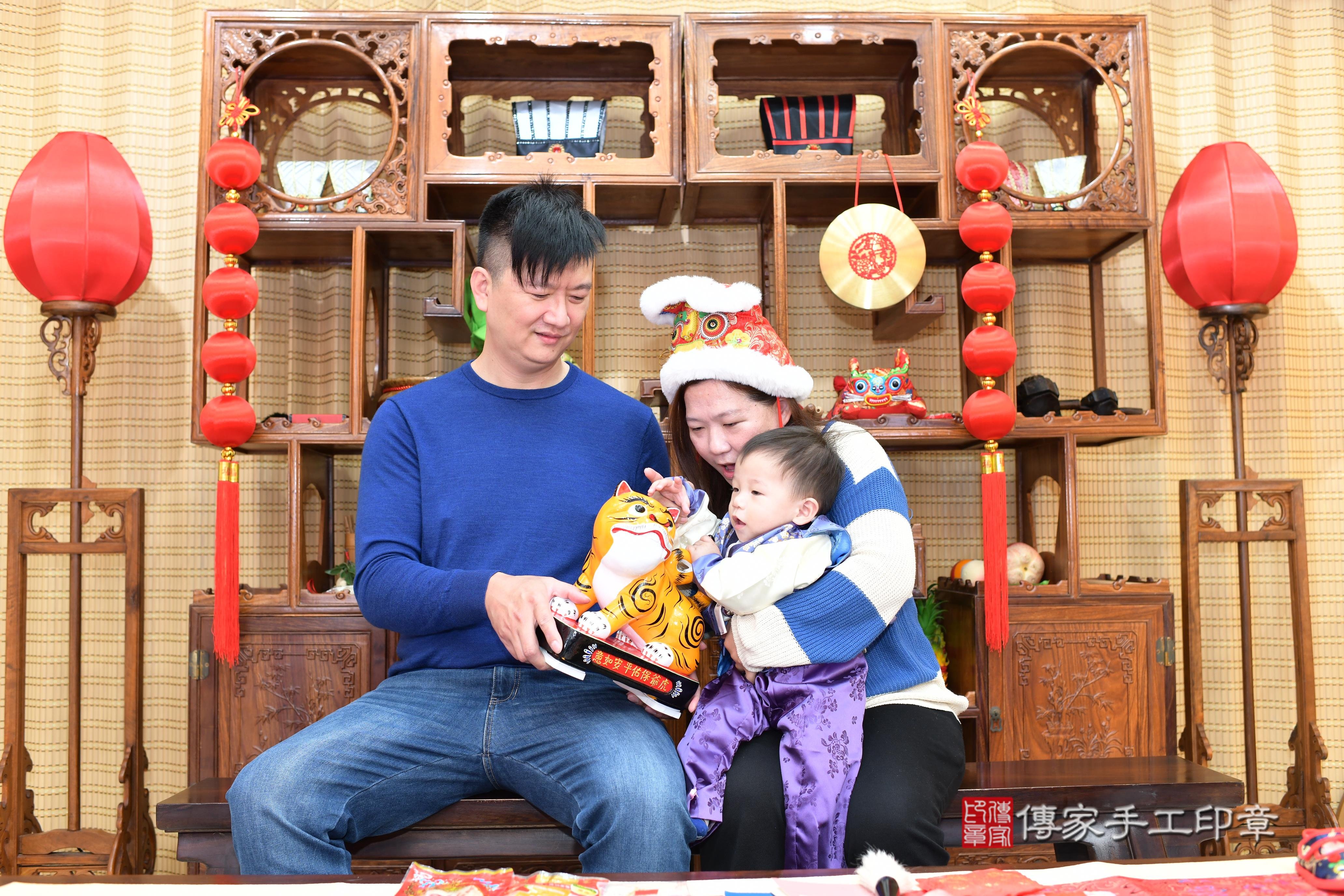 傳家手工印章台南店、抓周、度脺、中國風會場、傳家嬰兒古禮、吉祥話、抓周道具物品24種、拍照。抓周證書。寶寶抓周、滿周歲、生日快樂、祝福