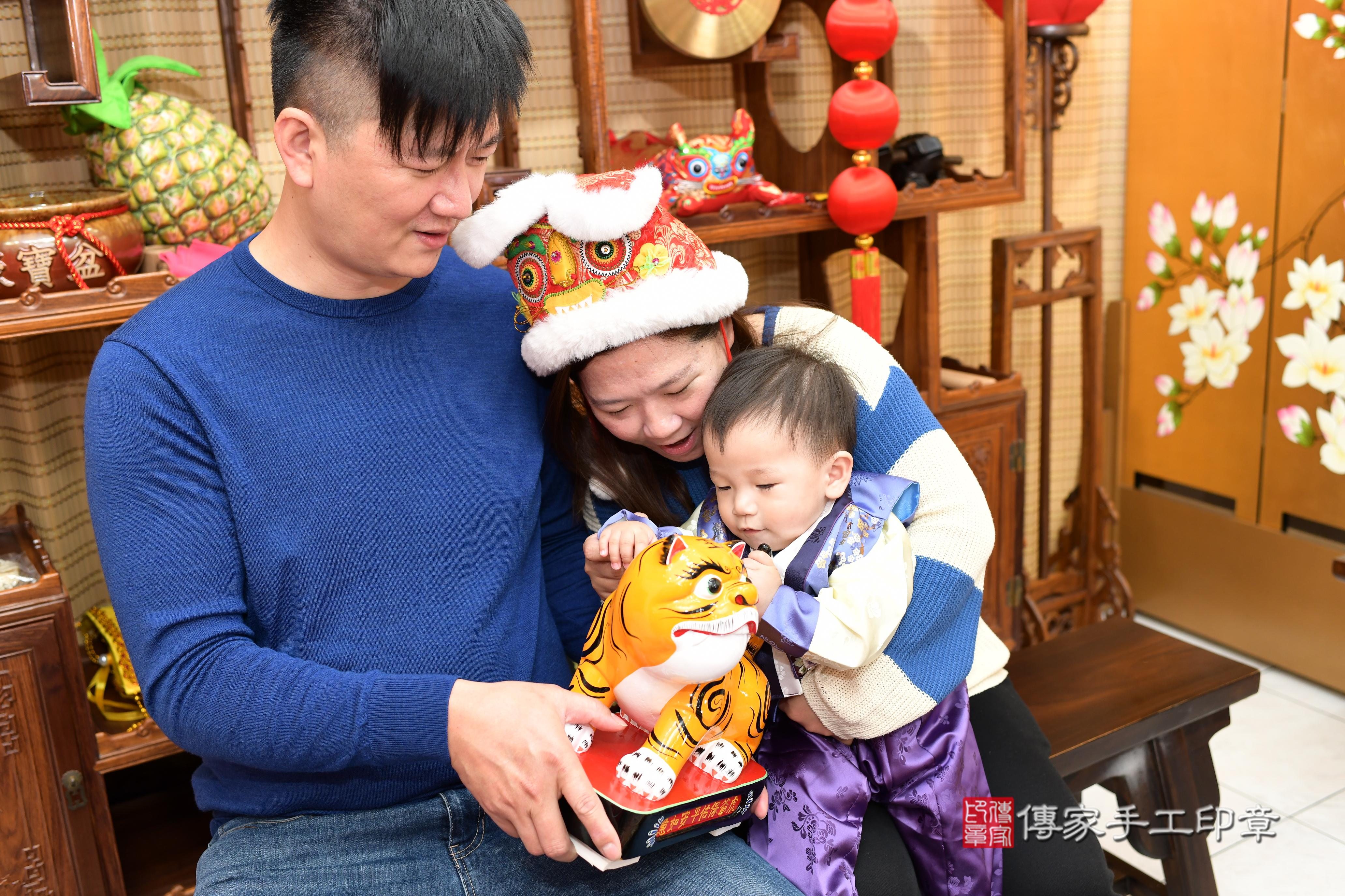 傳家手工印章台南店、抓周、度脺、中國風會場、傳家嬰兒古禮、吉祥話、抓周道具物品24種、拍照。抓周證書。寶寶抓周、滿周歲、生日快樂、祝福