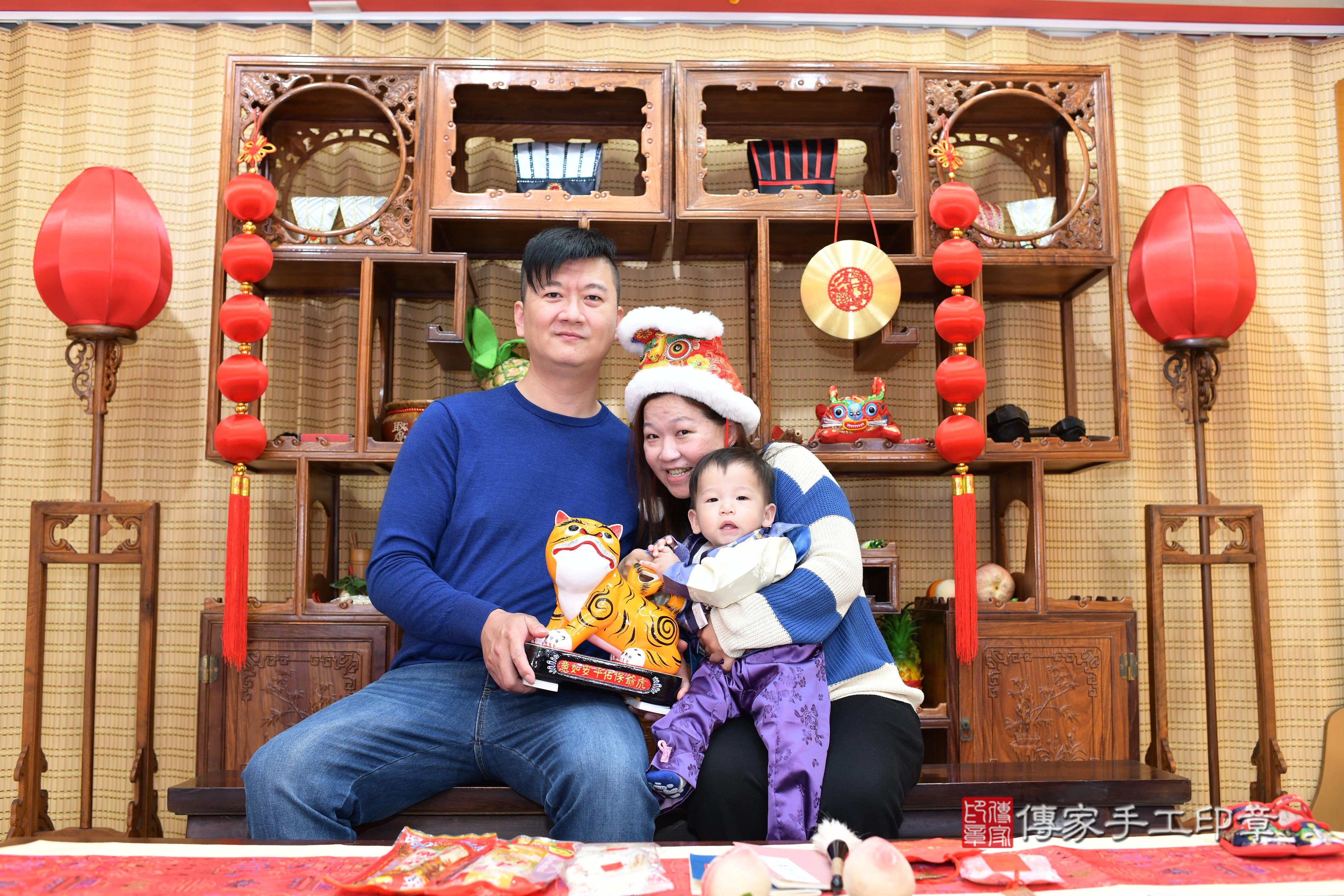 傳家手工印章台南店、抓周、度脺、中國風會場、傳家嬰兒古禮、吉祥話、抓周道具物品24種、拍照。抓周證書。寶寶抓周、滿周歲、生日快樂、祝福