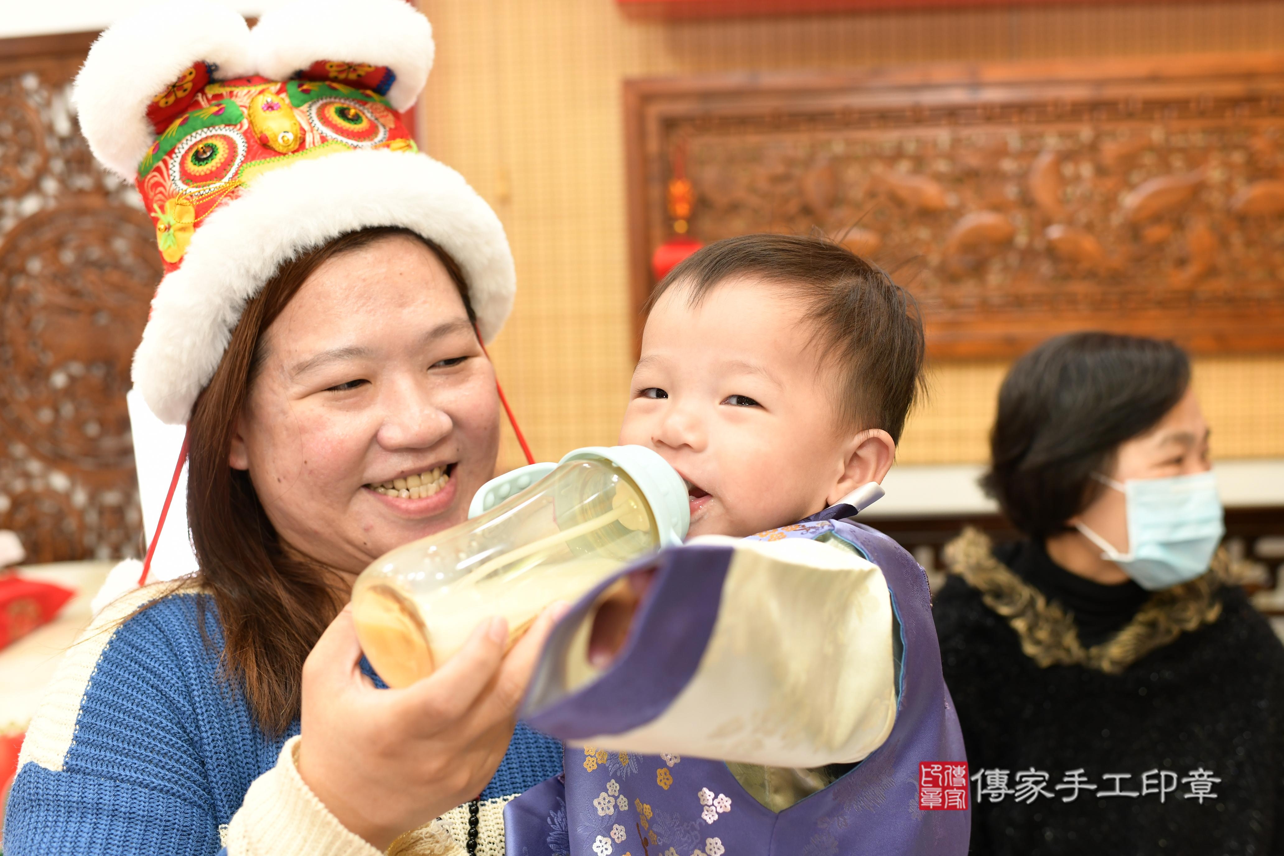 傳家手工印章台南店、抓周、度脺、中國風會場、傳家嬰兒古禮、吉祥話、抓周道具物品24種、拍照。抓周證書。寶寶抓周、滿周歲、生日快樂、祝福