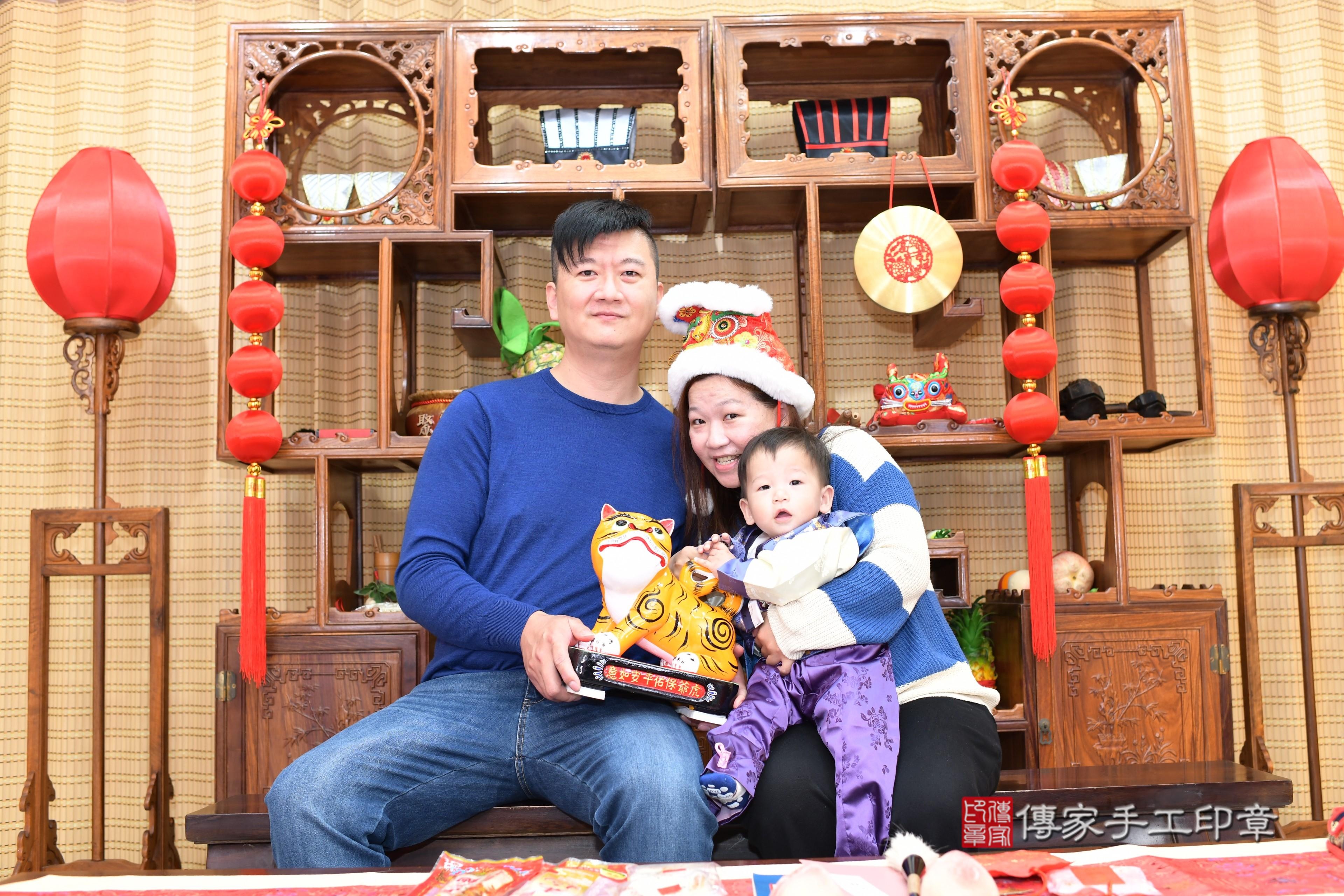 傳家手工印章台南店、抓周、度脺、中國風會場、傳家嬰兒古禮、吉祥話、抓周道具物品24種、拍照。抓周證書。寶寶抓周、滿周歲、生日快樂、祝福