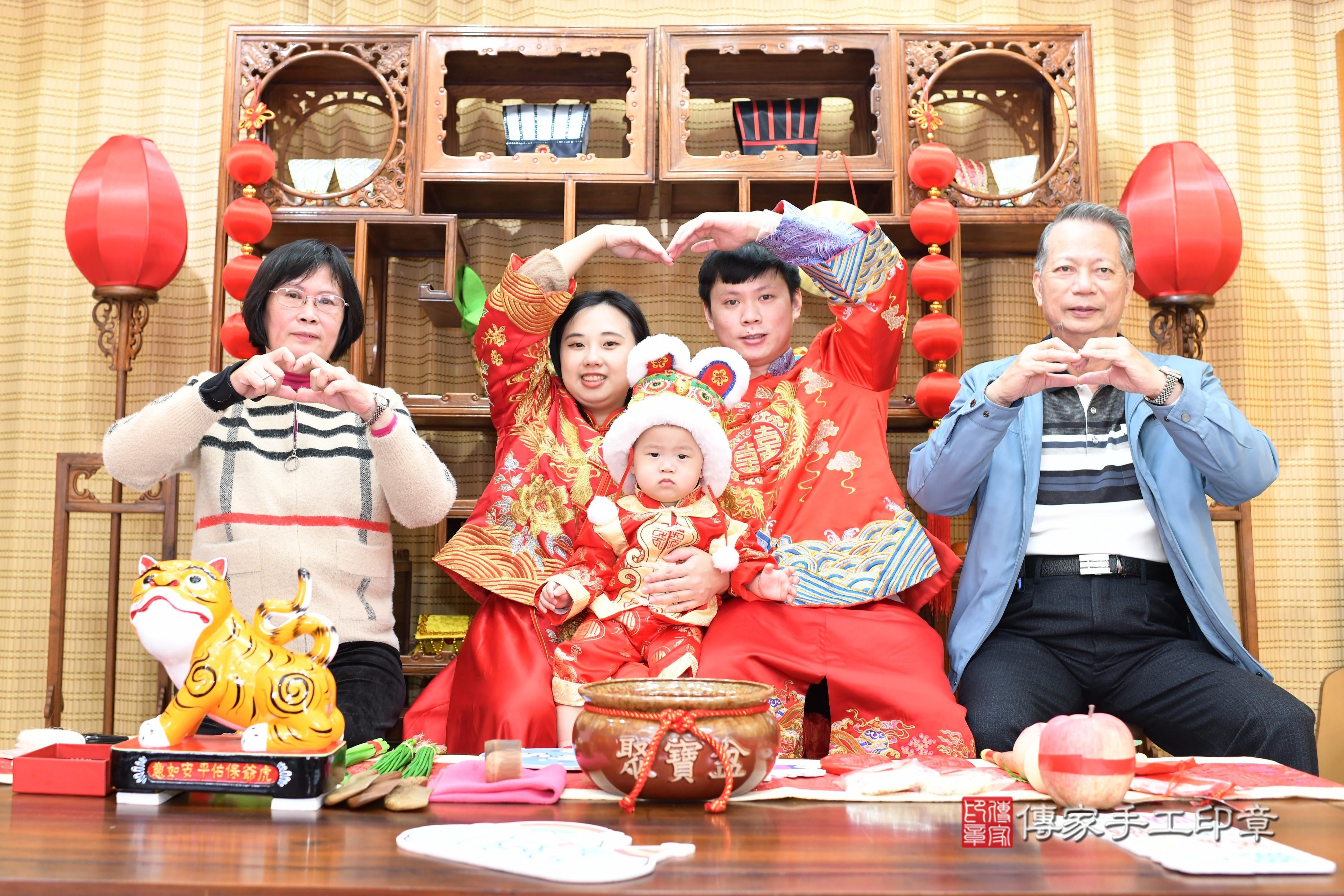 傳家手工印章台南店、抓周、度脺、中國風會場、傳家嬰兒古禮、吉祥話、抓周道具物品24種、拍照。抓周證書。寶寶抓周、滿周歲、生日快樂、祝福
