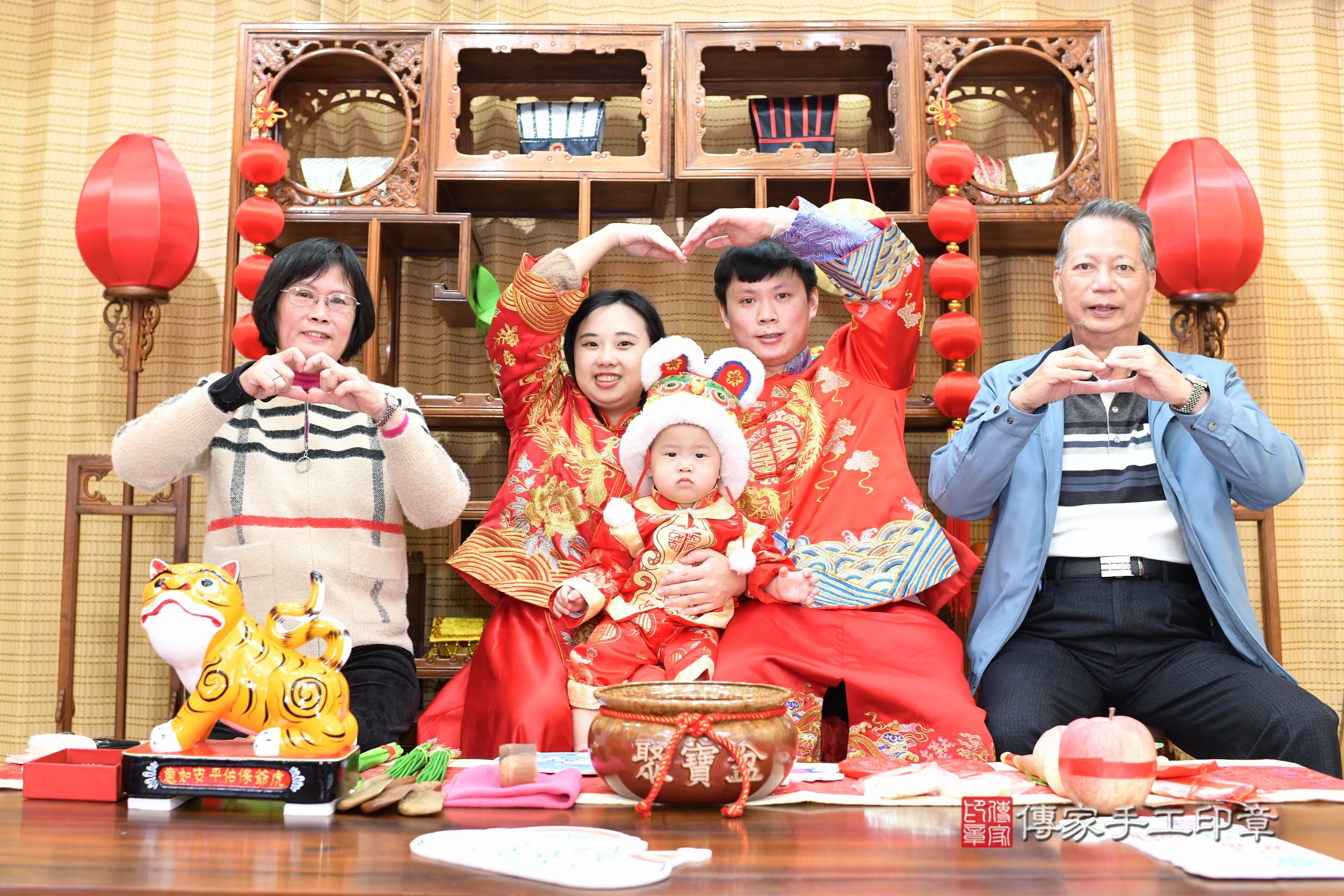 傳家手工印章台南店、抓周、度脺、中國風會場、傳家嬰兒古禮、吉祥話、抓周道具物品24種、拍照。抓周證書。寶寶抓周、滿周歲、生日快樂、祝福