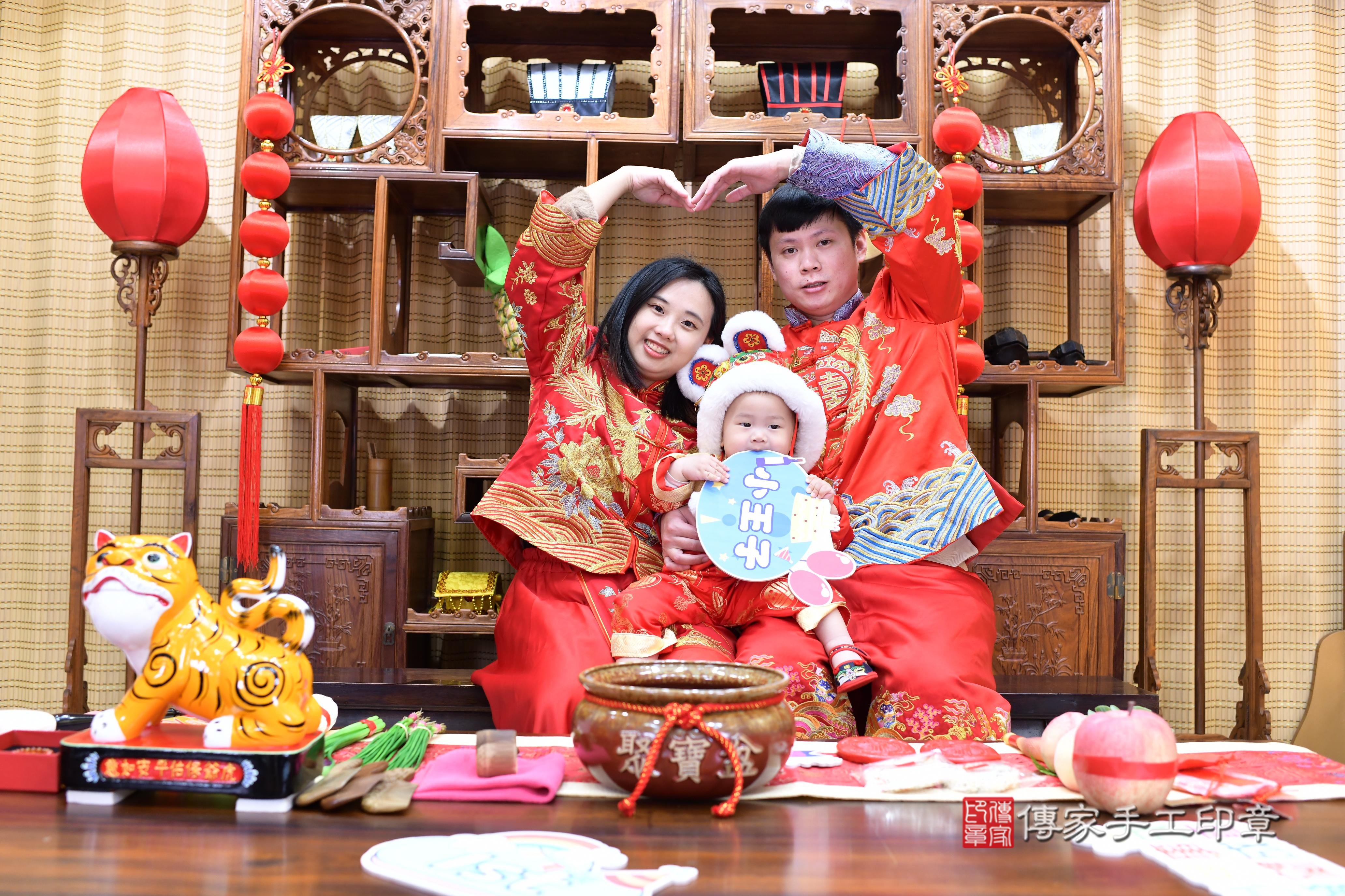 傳家手工印章台南店、抓周、度脺、中國風會場、傳家嬰兒古禮、吉祥話、抓周道具物品24種、拍照。抓周證書。寶寶抓周、滿周歲、生日快樂、祝福