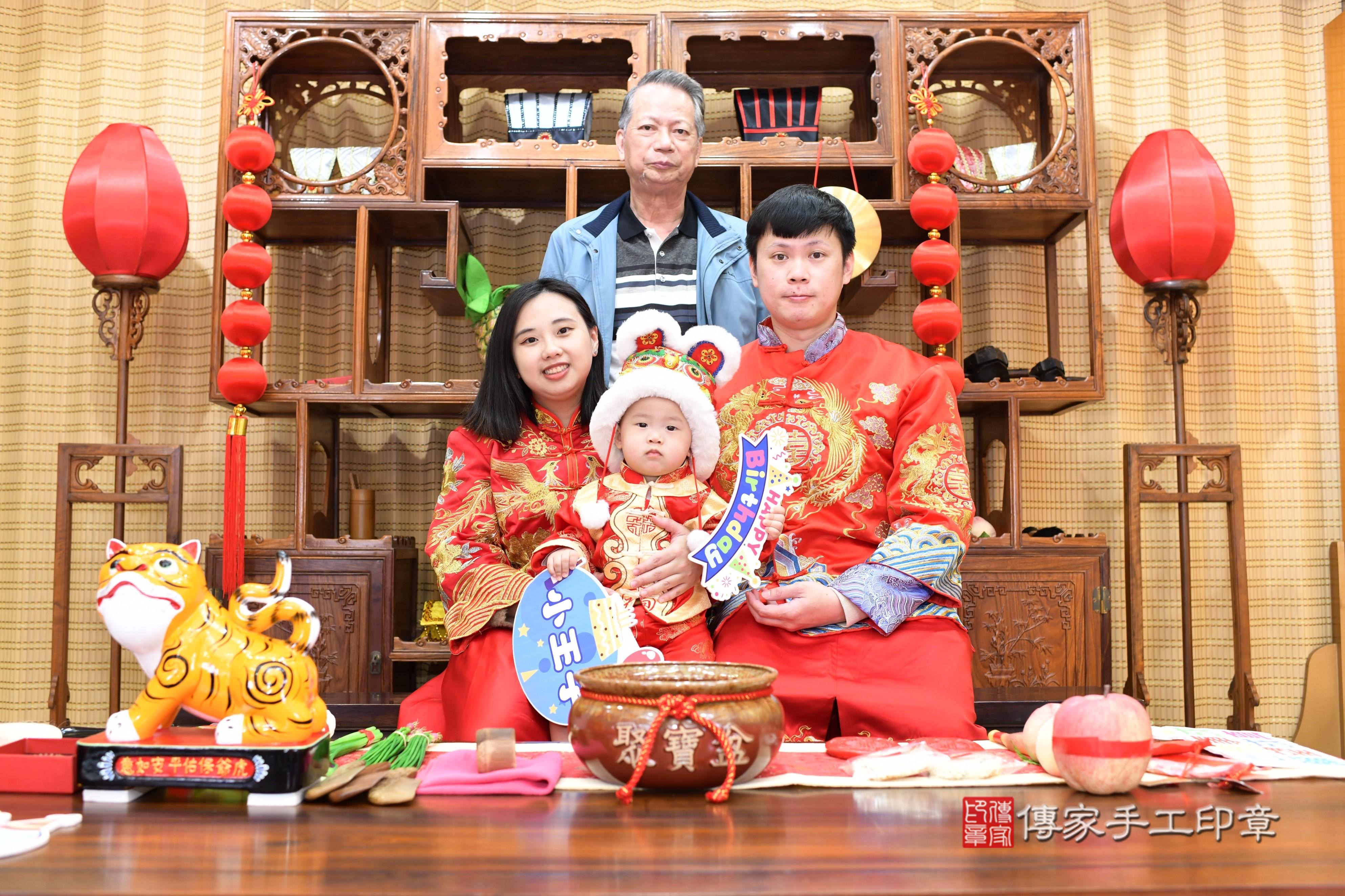 傳家手工印章台南店、抓周、度脺、中國風會場、傳家嬰兒古禮、吉祥話、抓周道具物品24種、拍照。抓周證書。寶寶抓周、滿周歲、生日快樂、祝福