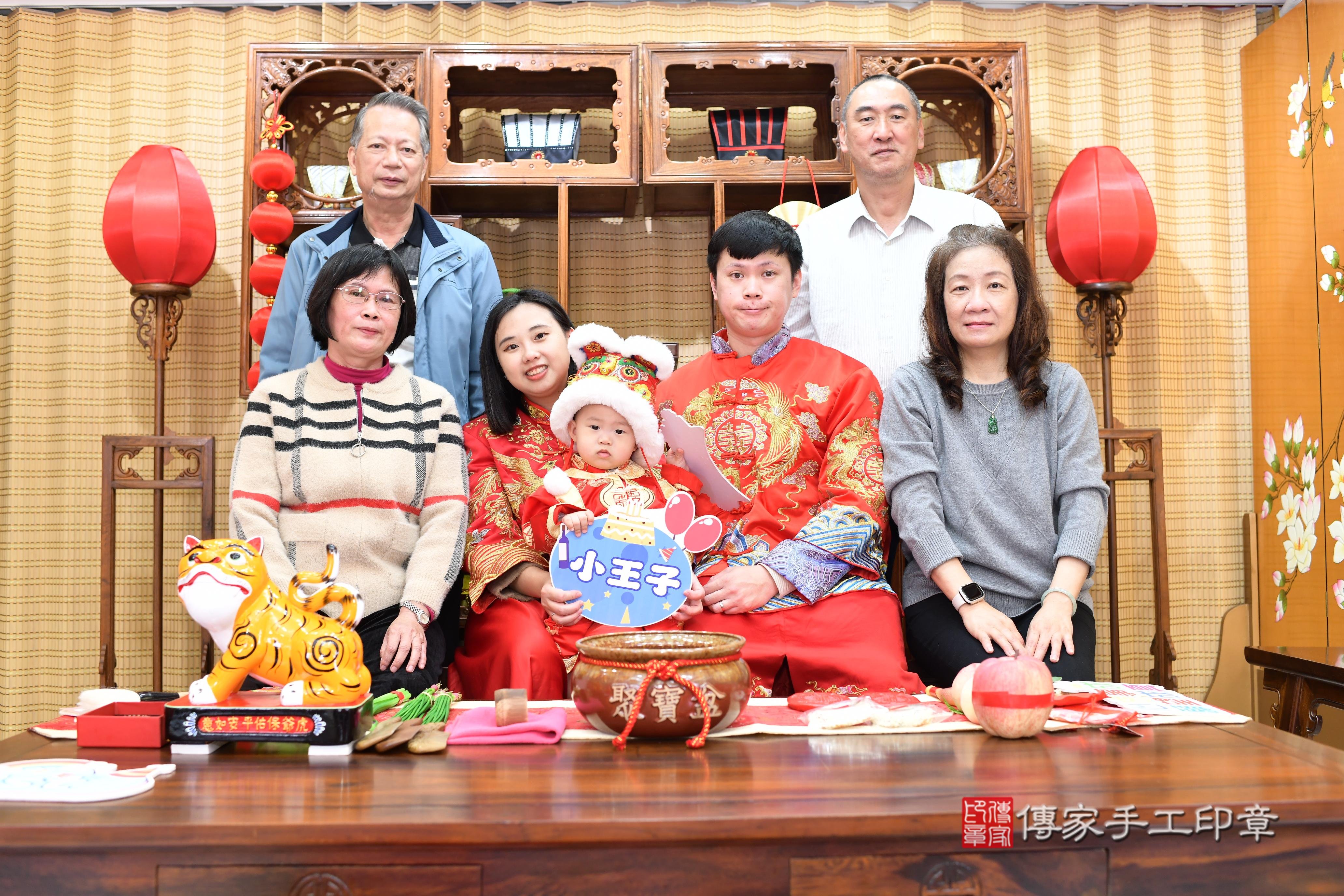 傳家手工印章台南店、抓周、度脺、中國風會場、傳家嬰兒古禮、吉祥話、抓周道具物品24種、拍照。抓周證書。寶寶抓周、滿周歲、生日快樂、祝福