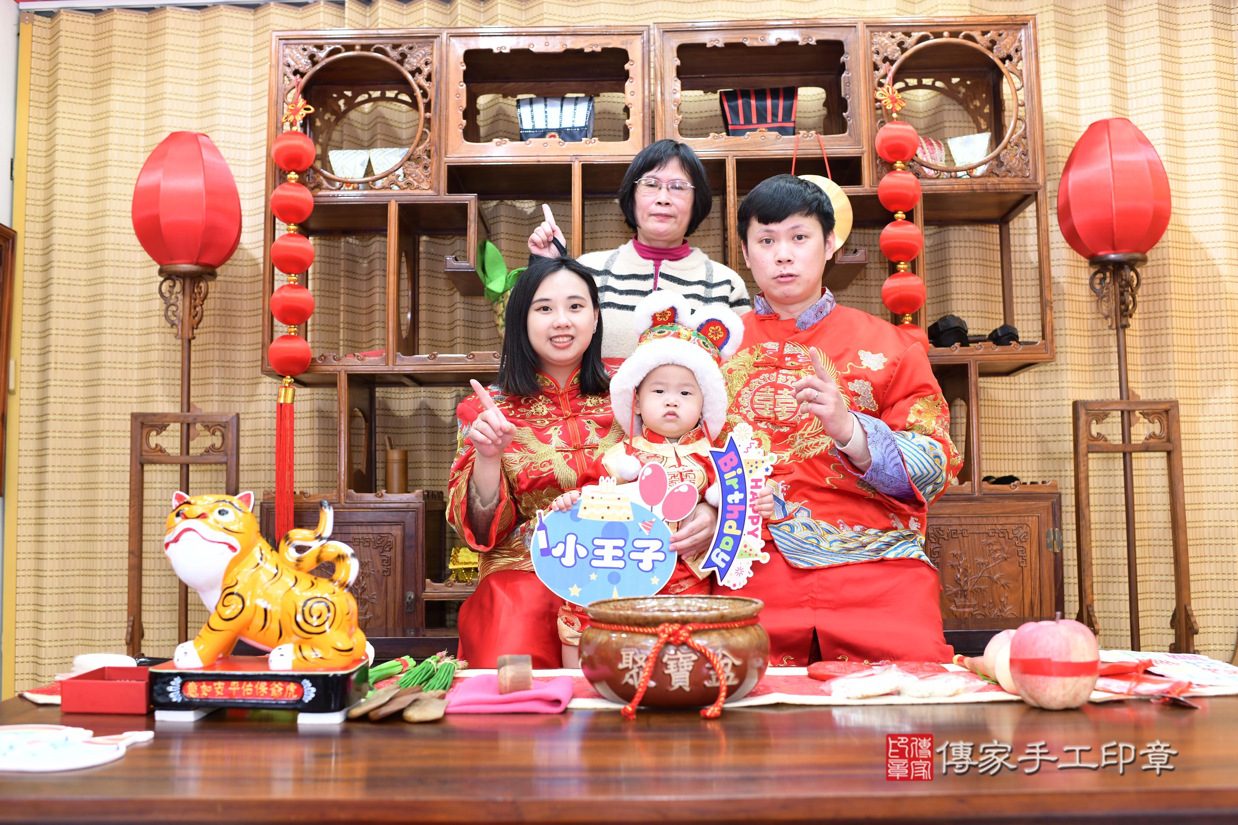 傳家手工印章台南店、抓周、度脺、中國風會場、傳家嬰兒古禮、吉祥話、抓周道具物品24種、拍照。抓周證書。寶寶抓周、滿周歲、生日快樂、祝福