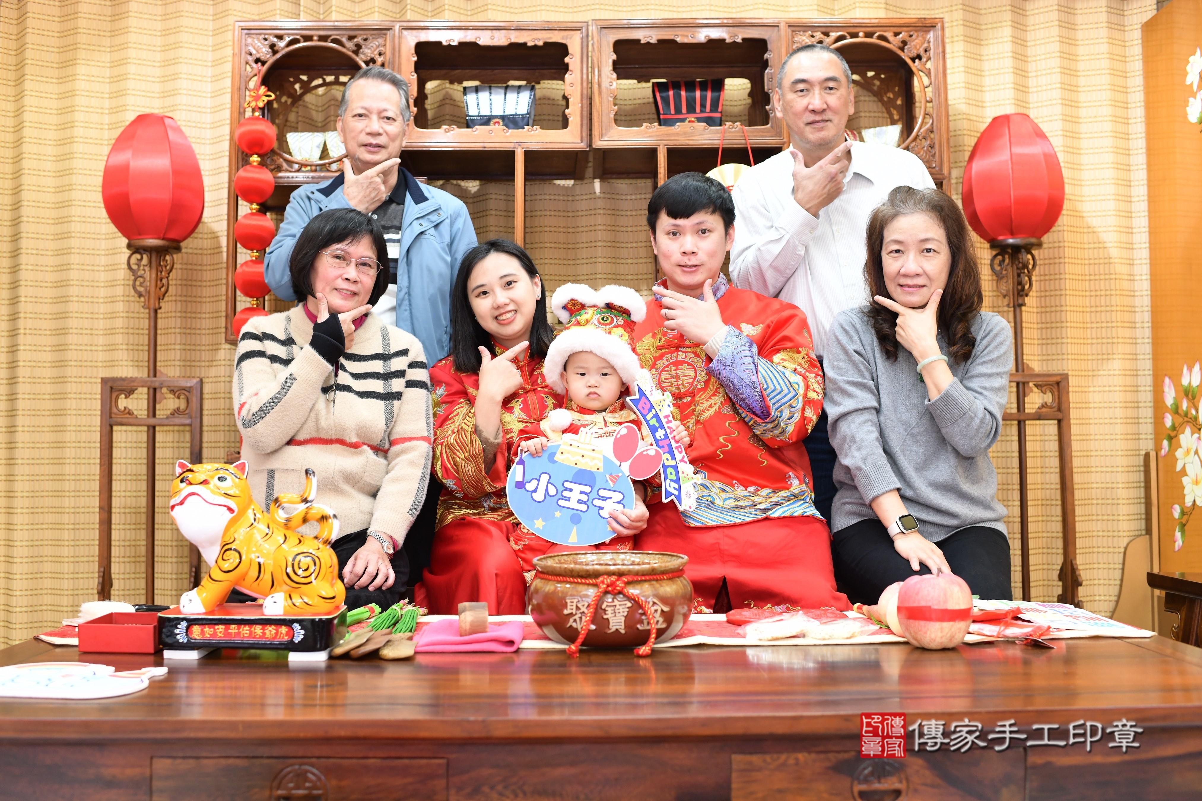 傳家手工印章台南店、抓周、度脺、中國風會場、傳家嬰兒古禮、吉祥話、抓周道具物品24種、拍照。抓周證書。寶寶抓周、滿周歲、生日快樂、祝福
