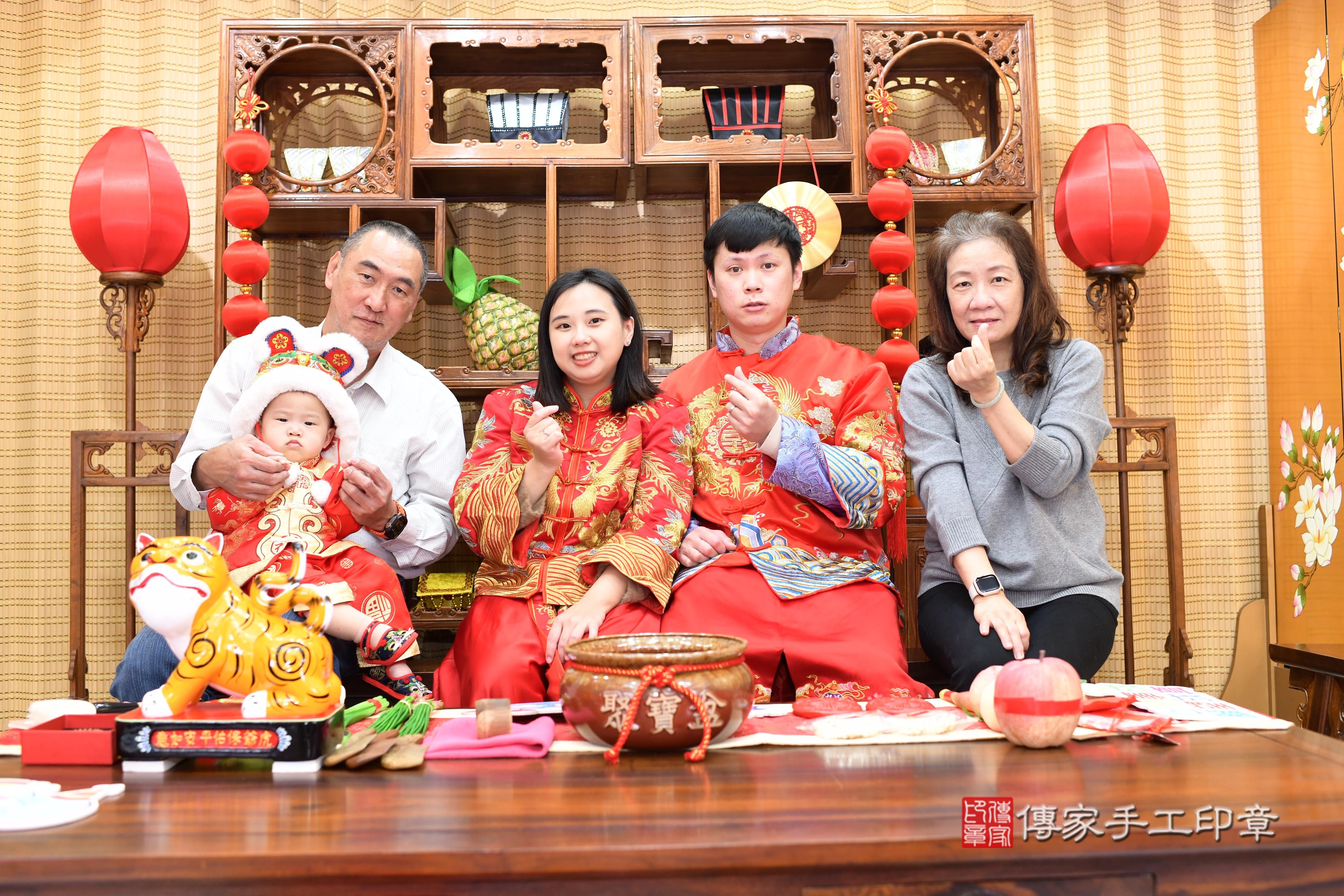 傳家手工印章台南店、抓周、度脺、中國風會場、傳家嬰兒古禮、吉祥話、抓周道具物品24種、拍照。抓周證書。寶寶抓周、滿周歲、生日快樂、祝福