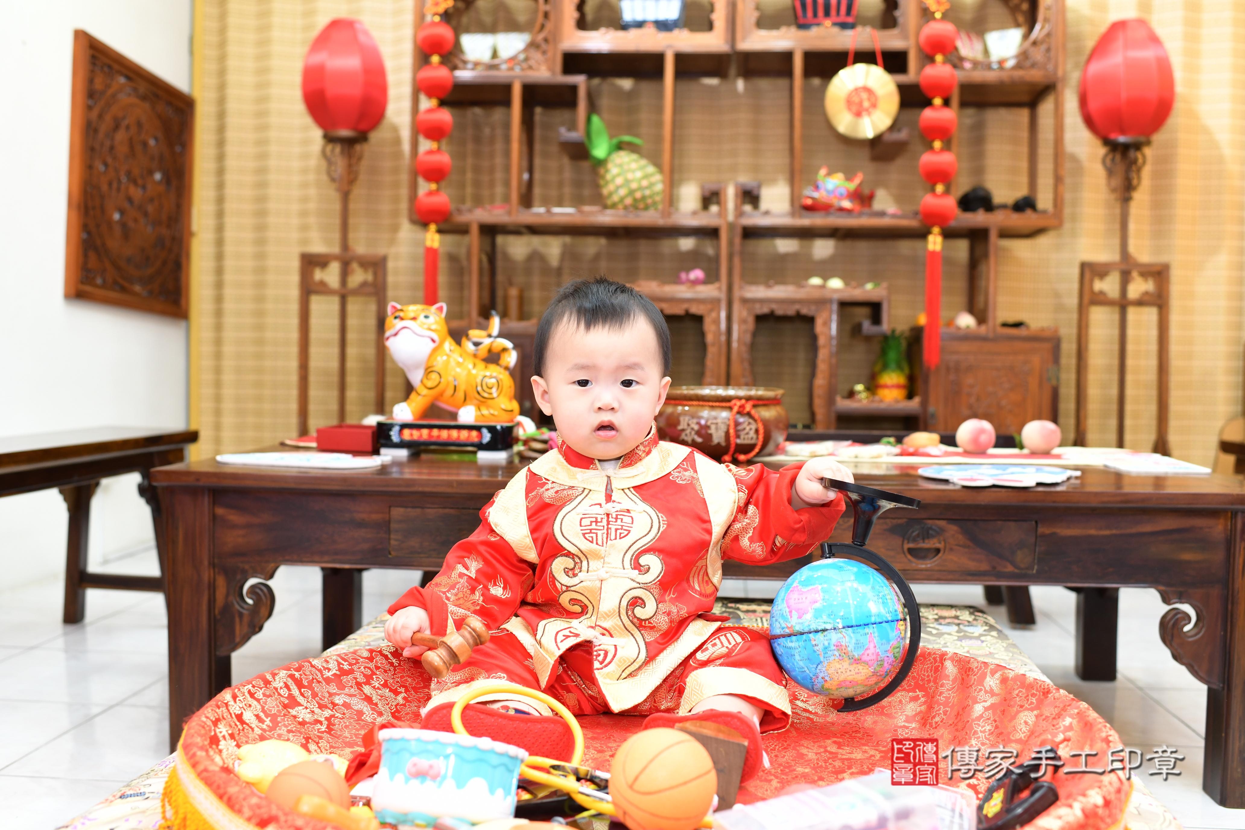 傳家手工印章台南店、抓周、度脺、中國風會場、傳家嬰兒古禮、吉祥話、抓周道具物品24種、拍照。抓周證書。寶寶抓周、滿周歲、生日快樂、祝福