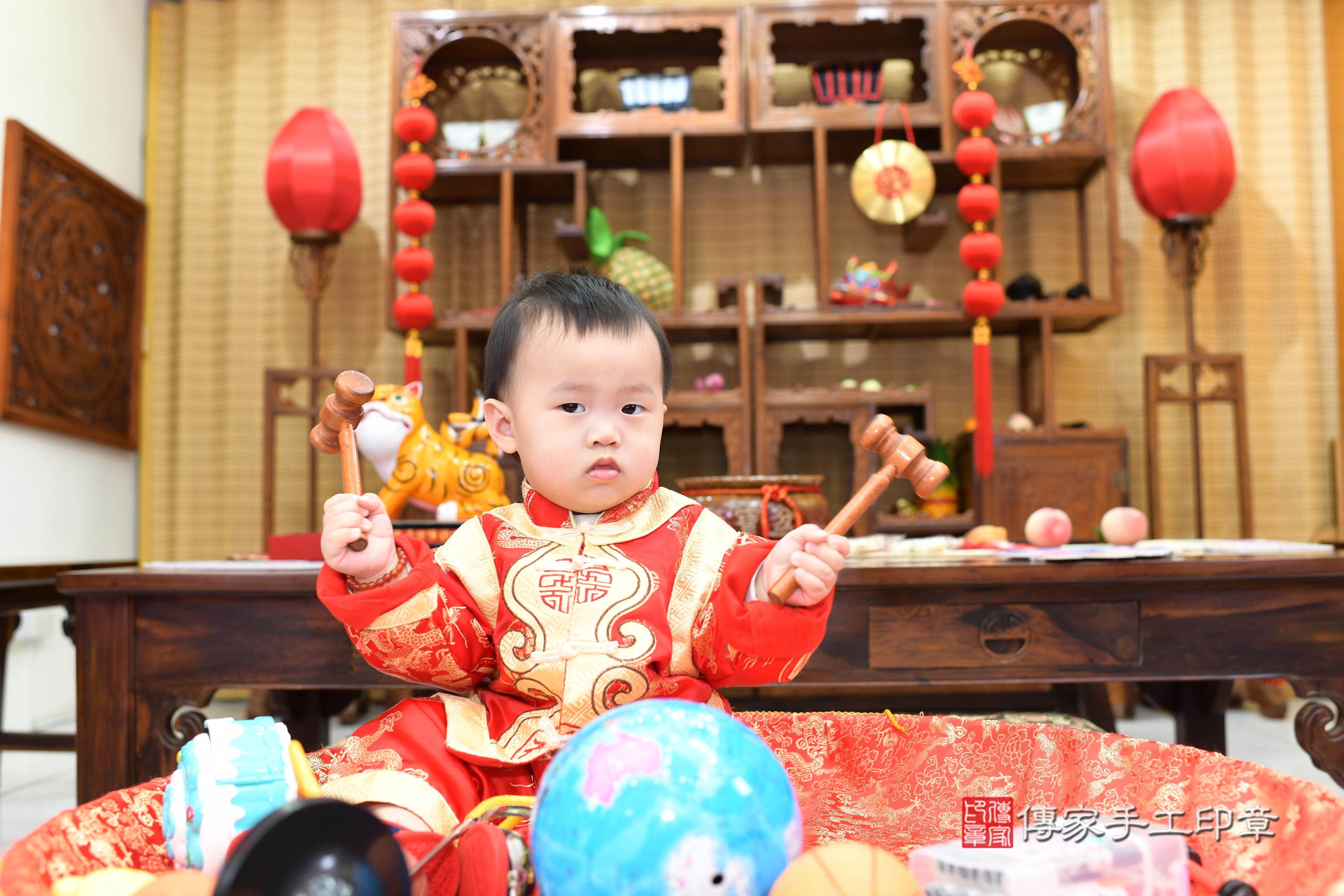 傳家手工印章台南店、抓周、度脺、中國風會場、傳家嬰兒古禮、吉祥話、抓周道具物品24種、拍照。抓周證書。寶寶抓周、滿周歲、生日快樂、祝福