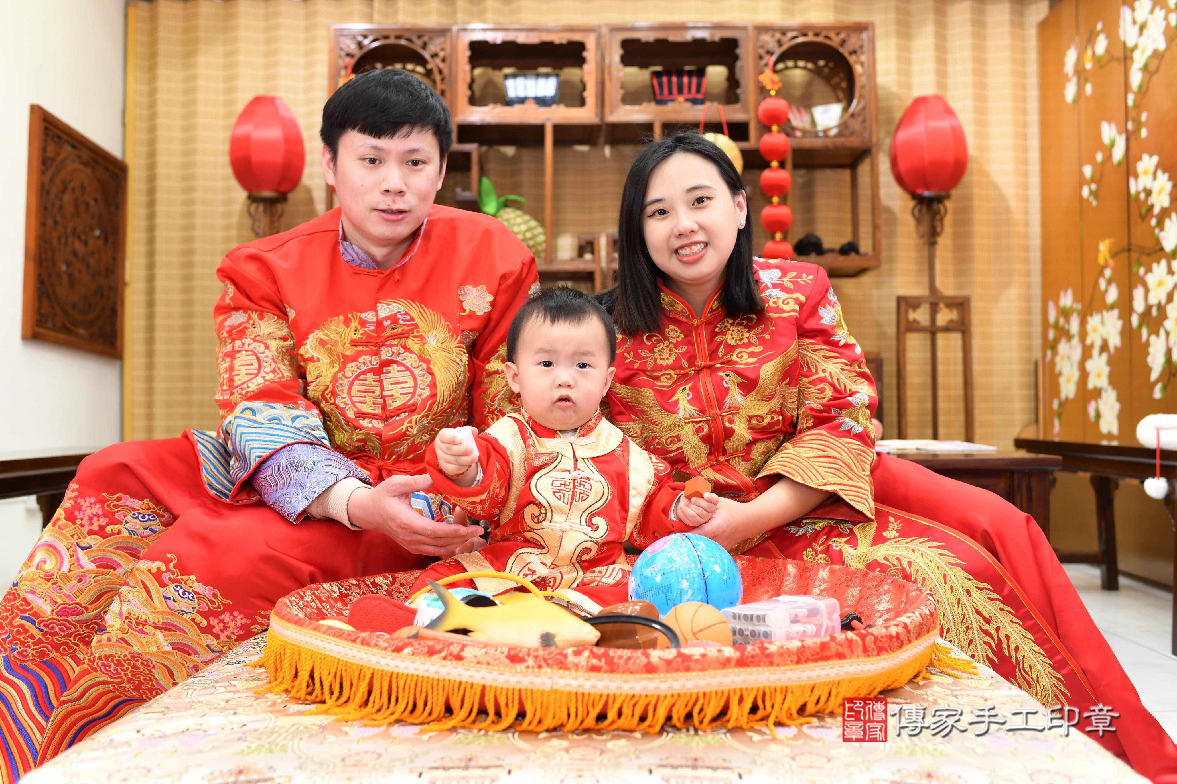 傳家手工印章台南店、抓周、度脺、中國風會場、傳家嬰兒古禮、吉祥話、抓周道具物品24種、拍照。抓周證書。寶寶抓周、滿周歲、生日快樂、祝福